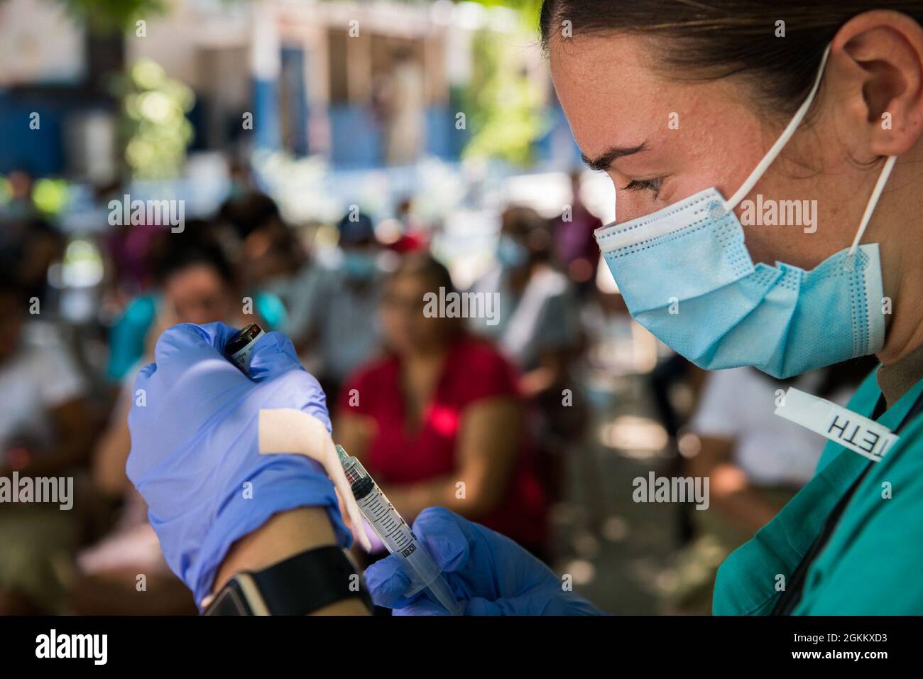 Emily Bradley, un infermiere del pronto soccorso con l'elemento medico, Joint Task Force-Bravo, Soto Cano Air base, Honduras, prepara la medicina anti-nausea per una donna Salvadoran durante un esercizio di preparazione medica per Resolute Sentinel 21 a El Jaguey, El Salvador, 20 maggio 2021. Circa 65 membri del servizio si sono dispiegati in El Salvador per fornire una formazione congiunta e una migliore preparazione degli ingegneri civili JTF-B, dei professionisti medici e del personale di supporto attraverso attività di assistenza umanitaria. Foto Stock