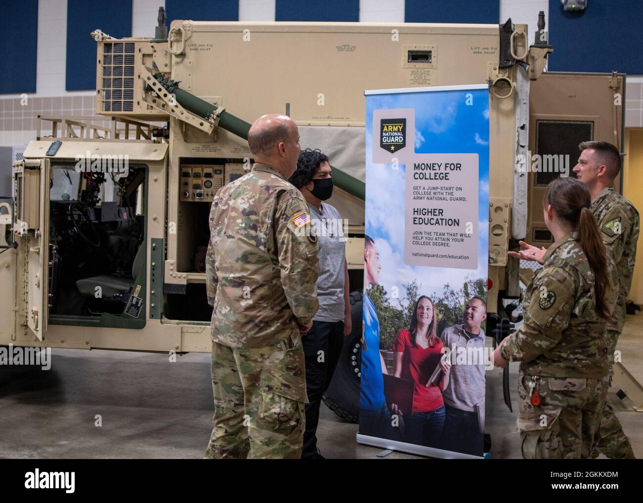 Il Battaglione di reclutamento e conservazione della Guardia Nazionale dell'Esercito del Nord Carolina; la sede e la sede centrale della Società, 130th manovration Enhance Brigade; 1° Battaglione, 113° reggimento di artiglieria da campo, 30° squadra di combattimento di brigata armata, e Bravo Company, 1° Battaglione, 20° gruppo delle forze speciali (Airborne), 60° comando della truppa, ospitano un'esperienza di Guardia presso la Guardia Nazionale Armory di Charlotte, North Carolina, 20 maggio 2021. I partecipanti hanno appreso i vantaggi, le opportunità all'interno del NCARNG, nonché i sistemi di armi individuali, i veicoli gommati e le operazioni sui veicoli SF durante l'esperienza. Il NCARNG è Un A. Foto Stock