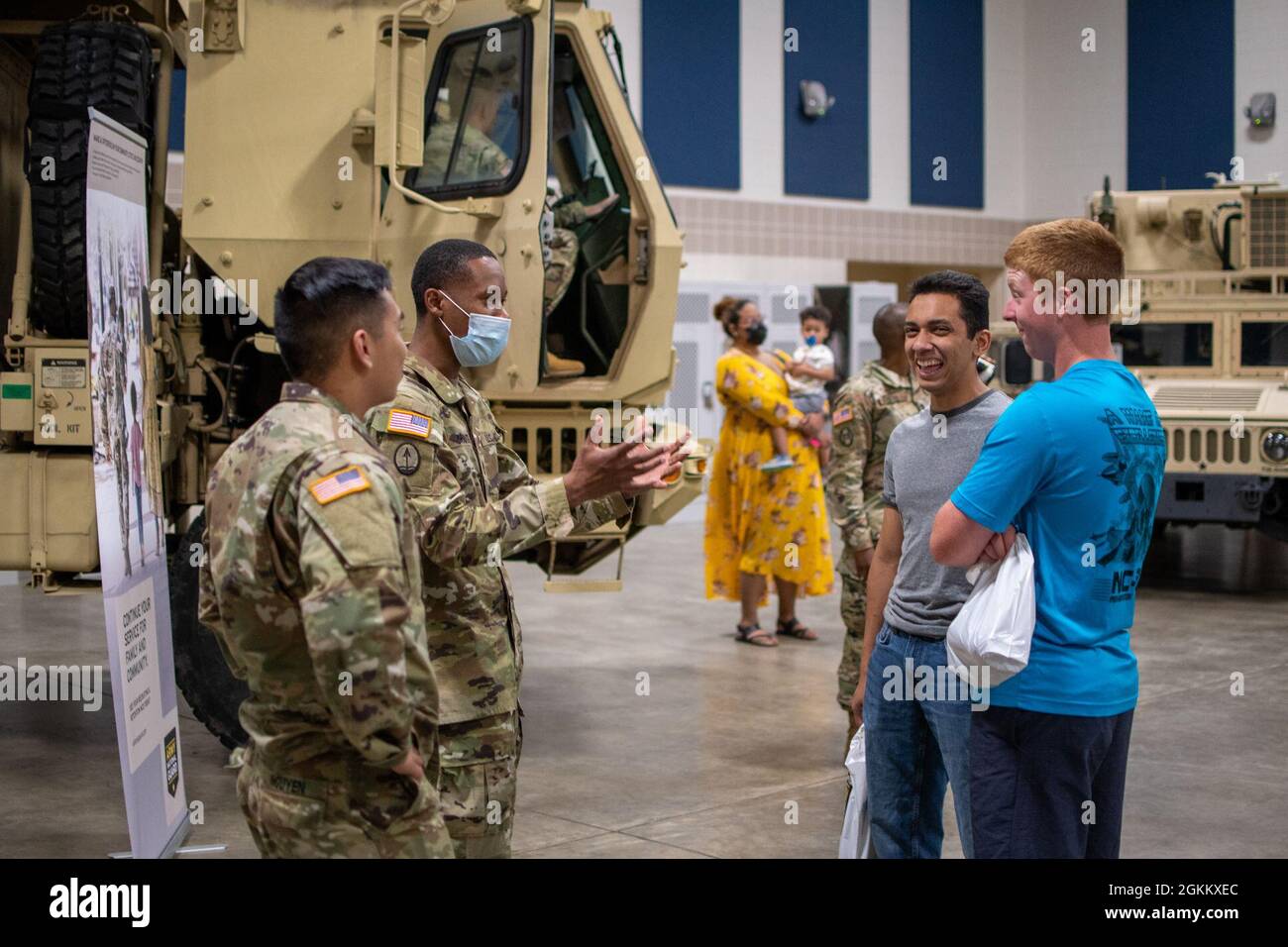 Il Battaglione di reclutamento e conservazione della Guardia Nazionale dell'Esercito del Nord Carolina; la sede e la sede centrale della Società, 130th manovration Enhance Brigade; 1° Battaglione, 113° reggimento di artiglieria da campo, 30° squadra di combattimento di brigata armata, e Bravo Company, 1° Battaglione, 20° gruppo delle forze speciali (Airborne), 60° comando della truppa, ospitano un'esperienza di Guardia presso la Guardia Nazionale Armory di Charlotte, North Carolina, 20 maggio 2021. I partecipanti hanno appreso i vantaggi, le opportunità all'interno del NCARNG, nonché i sistemi di armi individuali, i veicoli gommati e le operazioni sui veicoli SF durante l'esperienza. Il NCARNG è Un A. Foto Stock