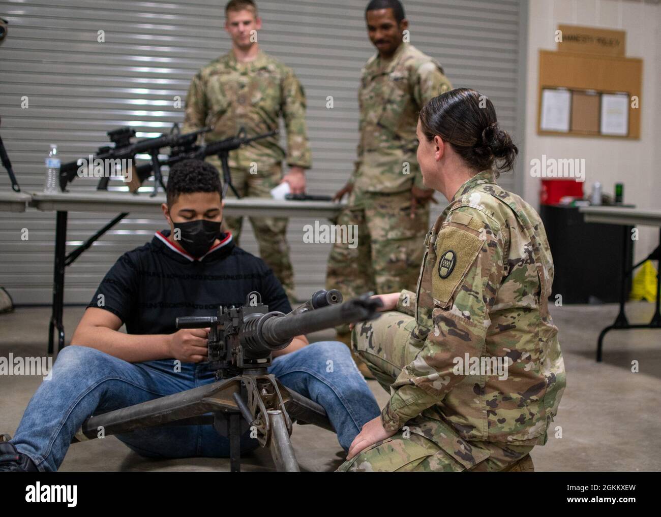 Il Battaglione di reclutamento e conservazione della Guardia Nazionale dell'Esercito del Nord Carolina; la sede e la sede centrale della Società, 130th manovration Enhance Brigade; 1° Battaglione, 113° reggimento di artiglieria da campo, 30° squadra di combattimento di brigata armata, e Bravo Company, 1° Battaglione, 20° gruppo delle forze speciali (Airborne), 60° comando della truppa, ospitano un'esperienza di Guardia presso la Guardia Nazionale Armory di Charlotte, North Carolina, 20 maggio 2021. I partecipanti hanno appreso i vantaggi, le opportunità all'interno del NCARNG, nonché i sistemi di armi individuali, i veicoli gommati e le operazioni sui veicoli SF durante l'esperienza. Il NCARNG è Un A. Foto Stock