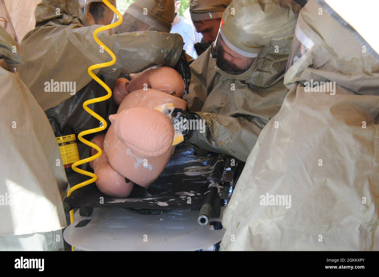 Un team di decontaminazione Tiger Medic del 377th Medical Group di Kirtland AFB, N.M., spugne contaminanti da un paziente simulato durante un'installazione medica all-hazards Response Field Exercise 20 maggio 2021. Foto Stock