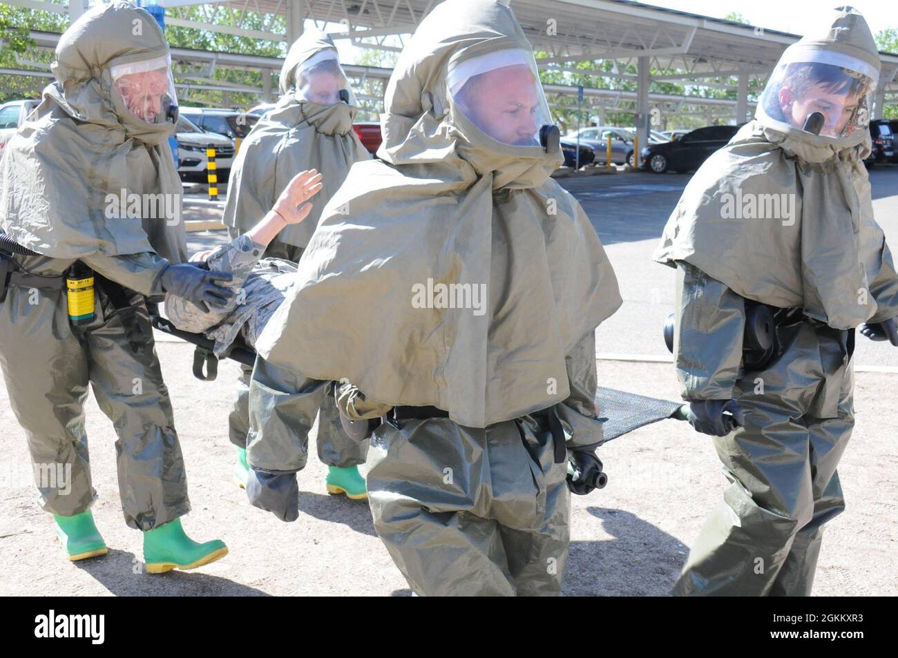 Tiger Medic letter Bearers dal 377th Medical Group a Kirtland AFB, N.M., trasportano un paziente simulato alla tenda di decontaminazione durante un'installazione medica all-hazards Response Field Exercise 20 maggio 2021. Foto Stock