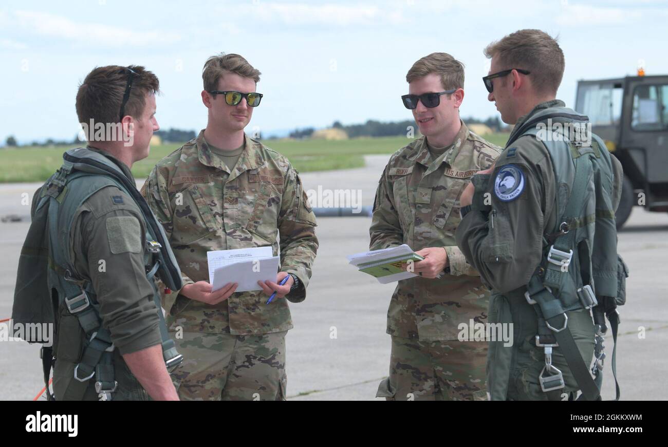 US Air Force Senior Airmen Robert Sawyer (secondo da sinistra) e Aaron Ruffo (terzo da sinistra), 493a Fighter Squadron analisti intel, debrief ai piloti assegnati al 493a Fighter Squadron durante l'esercizio Astral Knight 21 alla Larissa Air base, Grecia, 20 maggio 2021. Astral Knight è un'attività multinazionale integrata di difesa missilistica e aerea condotta nella regione adriatica d'Europa, volta a migliorare l'interoperabilità tra gli Stati Uniti e i suoi alleati della NATO nella regione. Foto Stock