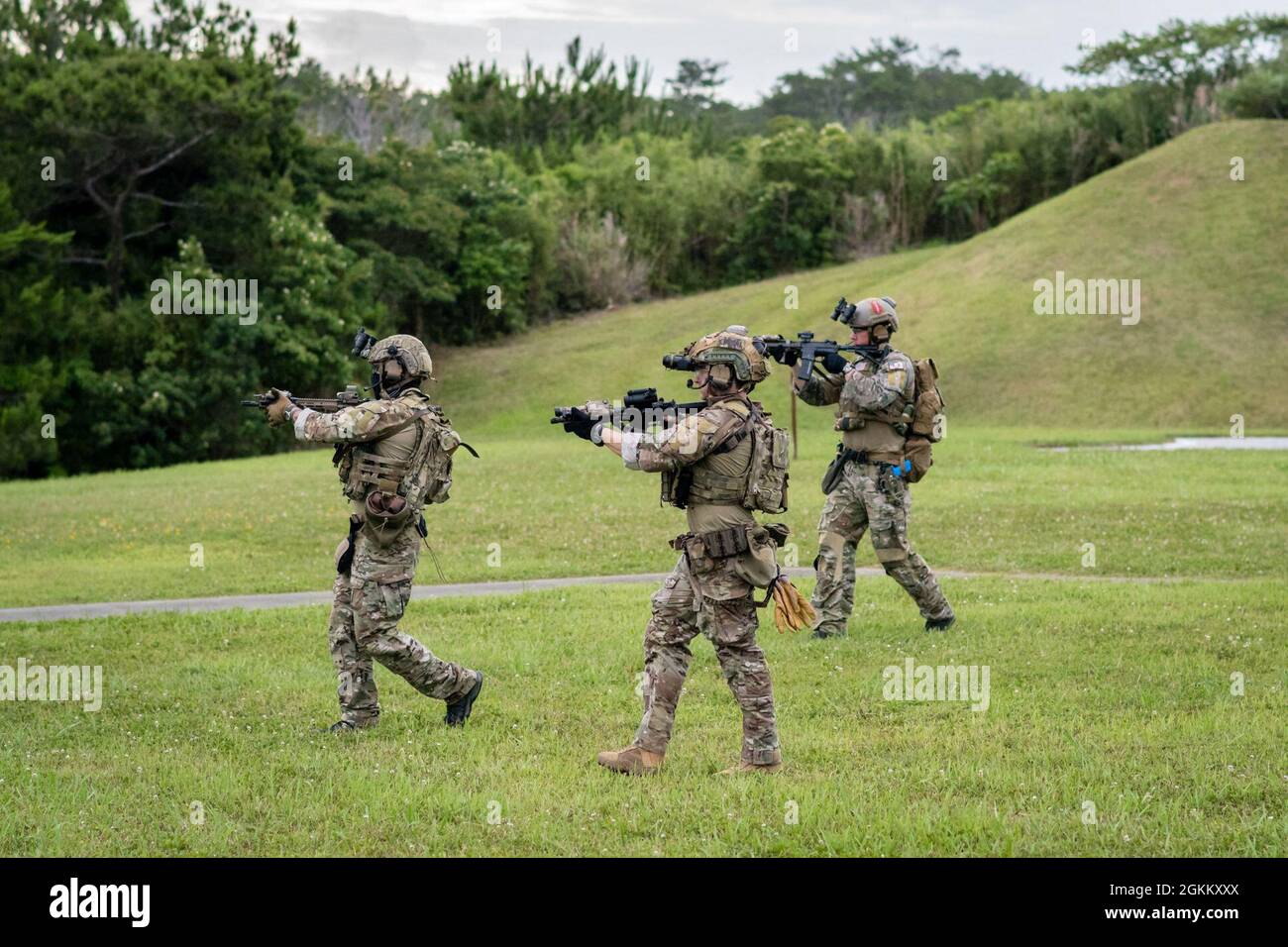 OKINAWA, Giappone – Beretti Verdi con il 1° Battaglione, 1° Gruppo forze speciali (Airborne) si chiudono su un obiettivo durante la formazione delle operazioni di azione diretta a Camp Hansen, Okinawa, Giappone, maggio 2021. Le operazioni di azione diretta sono scioperi di breve durata utilizzati dalle forze operative speciali per sequestrare, distruggere, catturare, recuperare o infliggere danni al personale o al materiale designato. Foto Stock