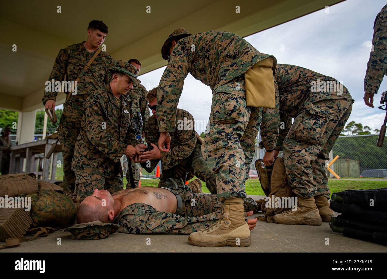 Marines USA con 3° Battaglione, 5° Marines, 31° Marine Expeditionary Unit (MEU), simulano uno scenario di incidente durante un esercizio di rafforzamento dell'ambasciata a sostegno del MEUEX a Camp Hansen, Okinawa, Giappone, il 20-21 maggio 2021. L'esercizio è stato un corso di formazione per contribuire a rafforzare la disponibilità dell'unità in risposta a una serie di possibili scenari di crisi. Il 31° MEU, l’unico MEU continuamente dispiegato dal corpo dei Marine, fornisce una forza flessibile e letale pronta ad eseguire un’ampia gamma di operazioni militari come principale forza di risposta alla crisi nella regione indoPacifico. Foto Stock