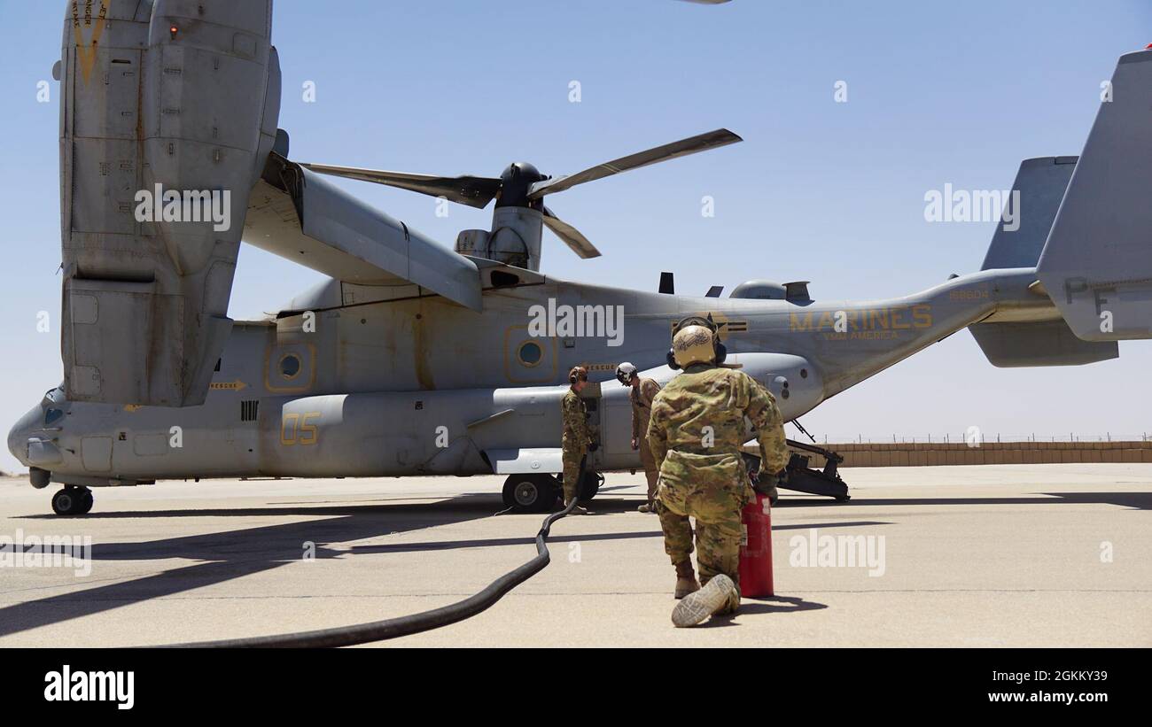 Task Force Phoenix Soldier SPC. Kavon Hampton-Grubbs serve come guardia antincendio mentre un MV-22 Osprey viene rifornito alla base aerea di al Asad, in Iraq. Foto Stock