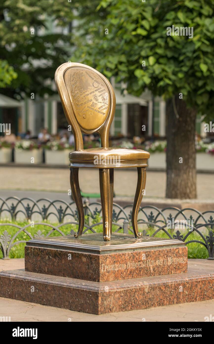 Il famoso monumento alla dodicesima sedia in via Deribavovskaya a Odessa Foto Stock