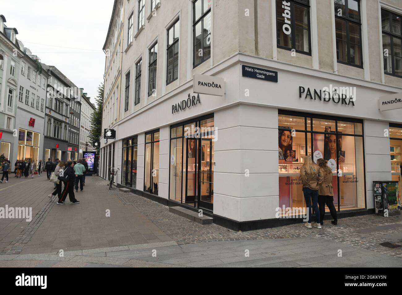Copenhagen, Denmark.,14 Settembre 2021 /Female window shoppers al negozio di gioielli Pandora sulla via finanziaria della capitale dello stroeget a Copenhagen. (Pho Foto Stock