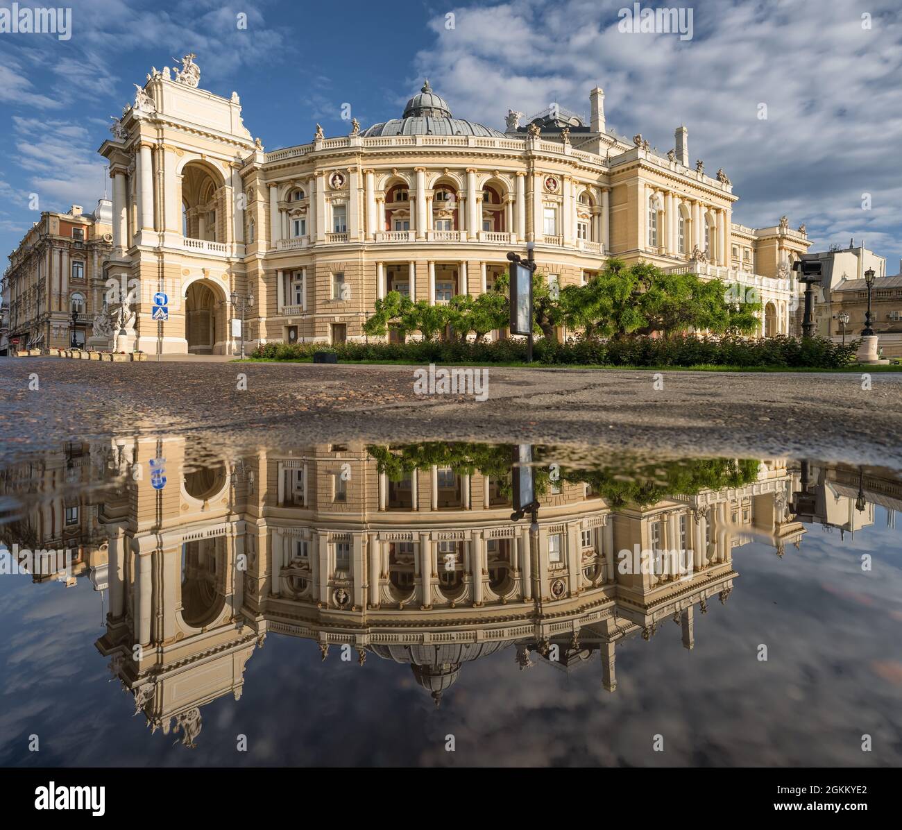 Bella Odessa Opera e Balletto che si riflette in una pozzanghera dopo la pioggia, Ucraina Foto Stock