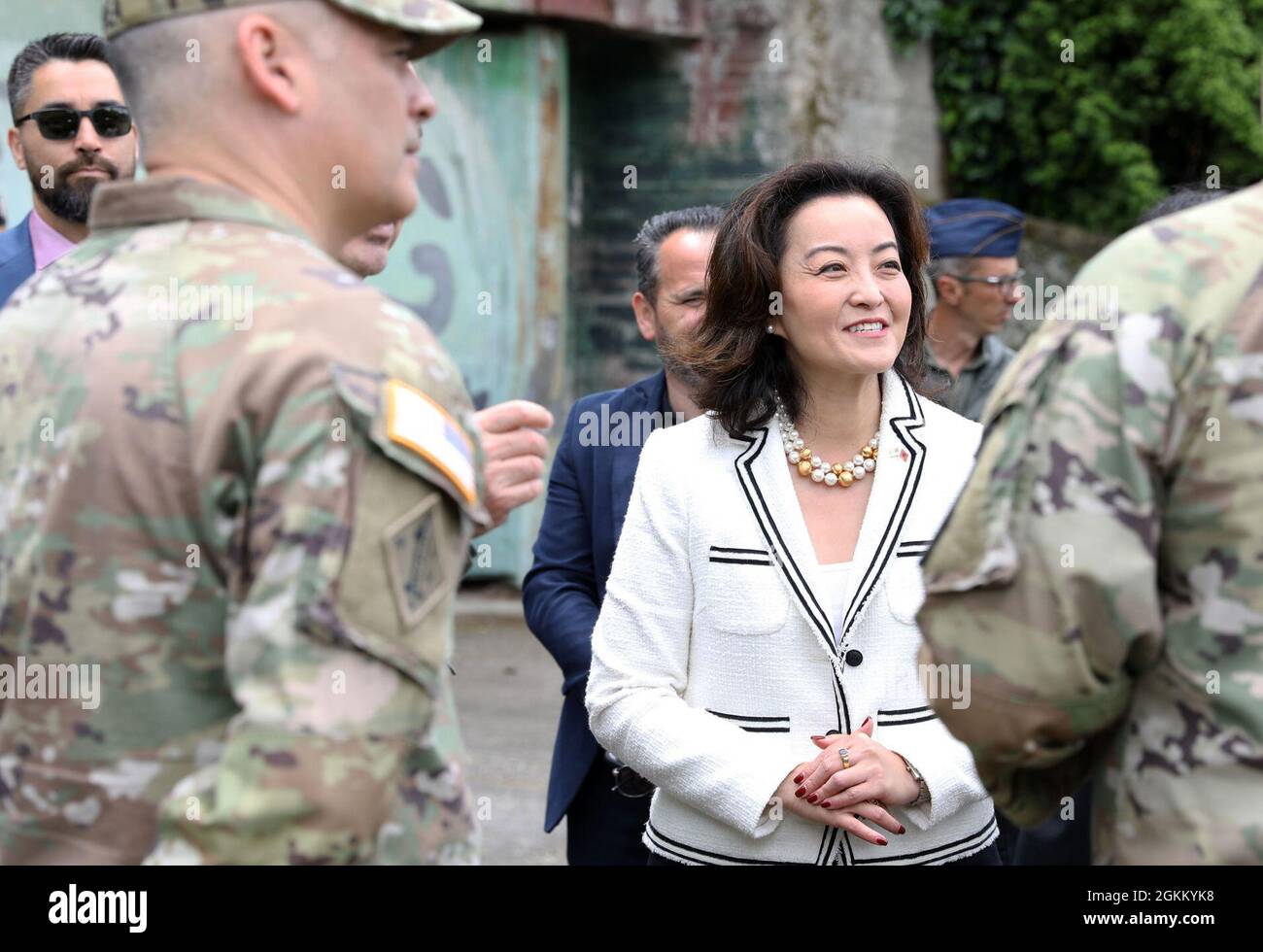 L'ambasciatore degli Stati Uniti in Albania Yuri Kim tours un vecchio bunker di deposito munizioni 21 maggio 2021, ad un tarmac sulla base aerea di Kucove in Kucove/Berat, Albania. Il personale militare degli Stati Uniti si sta allenando a Kucove come parte di Astral Knight 2021, un'esercitazione congiunta e multinazionale che coinvolge Airmen, soldati e marinai degli Stati Uniti che lavorano con membri di servizio provenienti da Albania, Croazia, Grecia, Italia e Slovenia. Astral Knight 21 mira a migliorare l'integrazione di comando e controllo, il coordinamento e l'interoperabilità delle capacità aeree, terrestri e marittime, nonché la sovrapposizione delle operazioni nell'aria e nel missile integrati Foto Stock