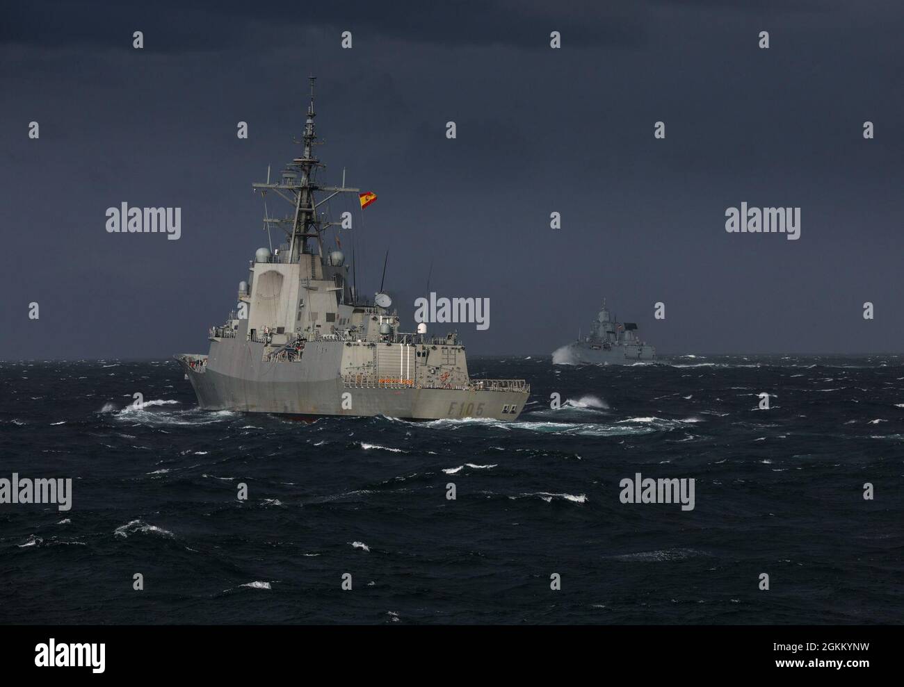 La fregata spagnola EPS Cristobal Colon con la fregata tedesca Amburgo oltre il 20 maggio 2021 immagine dal tipo 45 cacciatorpediniere HMS Dragon Foto Stock