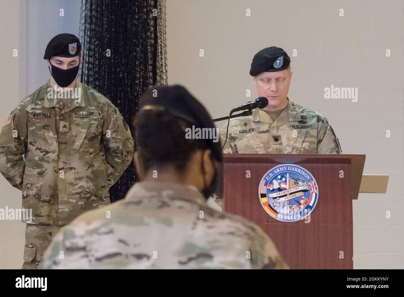 Thomas Gidley, il Coll. Thomas Gidley invoca la cerimonia di consegna del comando per il Capitano Dainese Roberts, sulla base aerea di Chièvres, Belgio, 20 maggio 2021. USAG Benelux fornisce supporto per soddisfare le speciali esigenze ambientali internazionali e congiunte delle comunità militari nei Paesi Bassi, in Belgio e nella Germania settentrionale. Foto Stock