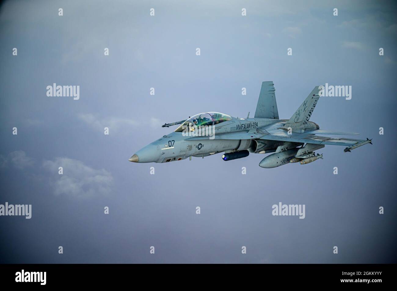 Un velivolo US Marine Corp F/A-18D Hornet da Marine All Weather Attack Squadron 224, Marine Aircraft Group 31 vola una missione che supporta Dynamic Force Employment sull'area di responsabilità del comando Centrale degli Stati Uniti, 20 maggio 2021. Le operazioni dinamiche e l'occupazione della forza forniscono ai comandanti della forza la capacità critica di spostare le forze fluidicamente dentro e attraverso e sfruttare l'iniziativa contro un avversario. Foto Stock