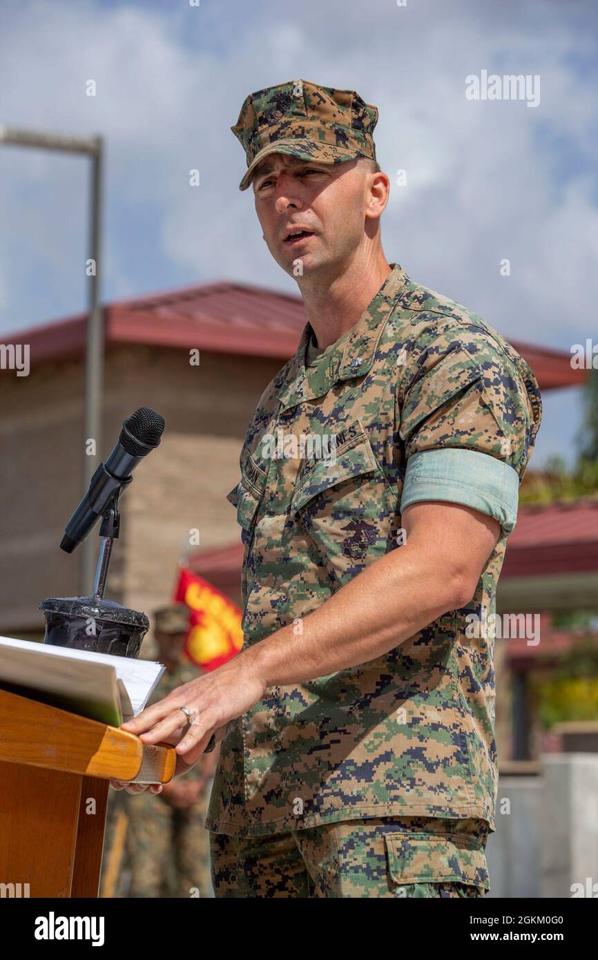 Brian Huysman, comandante uscente del Battaglione del Guerriero ferito - Ovest, Reggimento del Guerriero ferito, si rivolge alla folla durante la cerimonia del cambio di comando del battaglione al Marine Corps base Camp Pendleton, California, 21 maggio 2021. WWBn West si impegna per il recupero e la transizione di successo di ogni Marina e marinaio assegnato alla loro cura. Huysman abbandonò il comando del battaglione al Lt. Col. Rebecca Harvey. Foto Stock