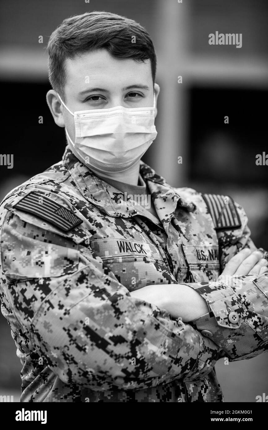 L'apprendista statunitense della Marina Seaman Joseph Walck, un corpo ospedaliero assegnato al Navy Medical Readiness Training Command (NMRTC) di San Diego, si pone per una foto al Tulsa Community Vaccination Center (CVC) di Tulsa, Oklahoma, 21 maggio 2021. I Corpsmen ospedalieri somministrano la vaccinazione COVID-19 ai membri della comunità di Tulsa al CVC di Tulsa. Il comando del Nord degli Stati Uniti, attraverso l'Esercito del Nord degli Stati Uniti, rimane impegnato a fornire un supporto continuo e flessibile al Dipartimento della Difesa all'Agenzia federale di gestione delle emergenze come parte della risposta dell'intero governo al COVID-19. Foto Stock