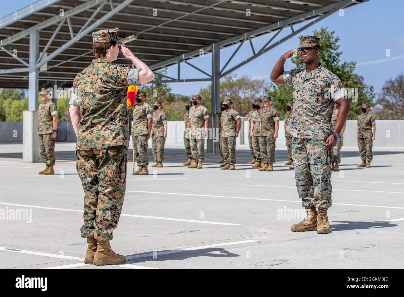 Rebecca Harvey, il comandante in arrivo per il Battaglione del Guerriero ferito - Ovest, Reggimento del Guerriero ferito, saluta Maj.Vincent Stigall, il comandante delle truppe, durante la cerimonia del cambio di comando del battaglione al Marine Corps base Camp Pendleton, California, 21 maggio 2021. WWBn West si impegna per il recupero e la transizione di successo di ogni Marina e marinaio assegnato alla loro cura. Il Coll. Brian Huysman ha ceduto il comando del battaglione ad Harvey. Foto Stock