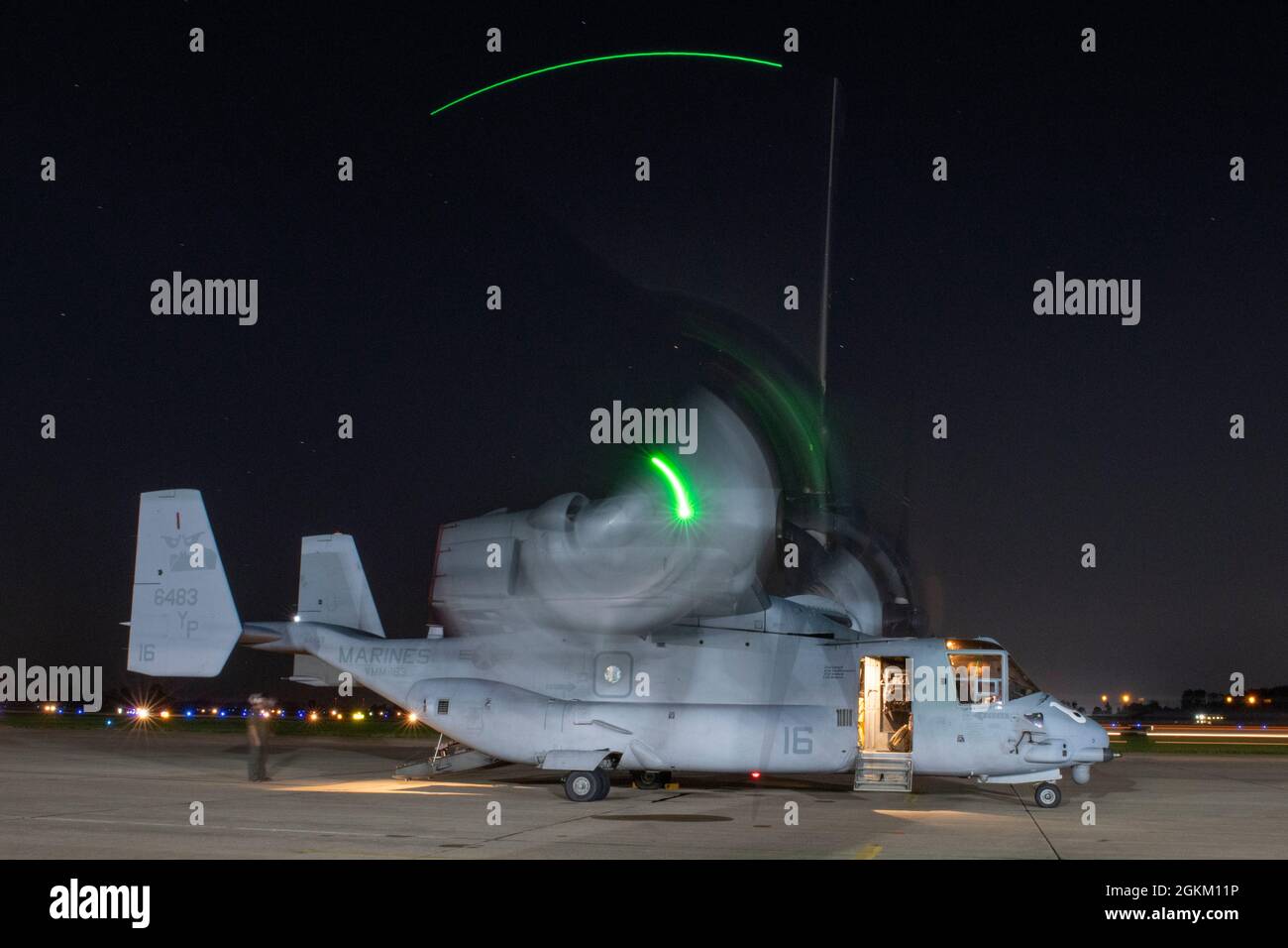 A U.S. Marine Corps MV-22 Osprey assegnato a Marine Medium Tiltrotor Squadron (VMM) 163 inclina i suoi rotori quando inizia a spegnersi dopo un esercizio notturno durante l'esercizio di fuoco vivo condotto Thunder ospitato a Hulman Field in Terre Haute, Ind., 22 agosto 2021. Hulman Field, che è un campo aereo militare e civile a doppio scopo, ospita la 181a ala di intelligence della Guardia Nazionale Indiana. (STATI UNITI Foto della Guardia Nazionale dell'aria dello staff Sgt. Lonnie Wiram) Foto Stock