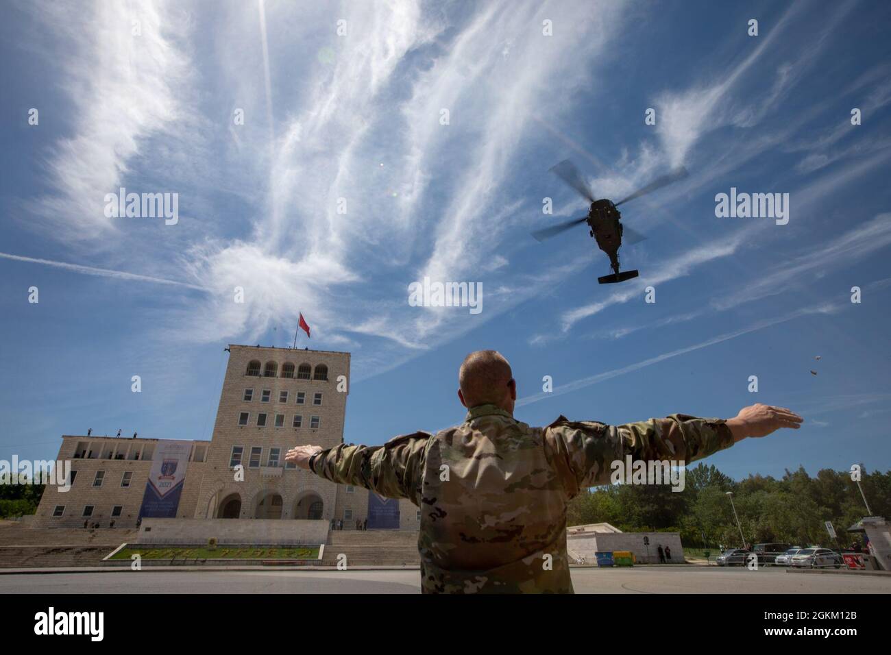 (TIRANA, Albania) --- comando Sgt. Il Major Jason Anderson, il maggiore del sergente di comando con il 1-131st Regiment di Aviazione, guida un atterraggio di Blackhawk di UH-60 nella piazza di Madre Teresa nel centro di Tirana, 22 maggio 2021. Il Blackhawk sarà esposto in piazza per un'esposizione militare congiunta aperta al pubblico. Foto Stock