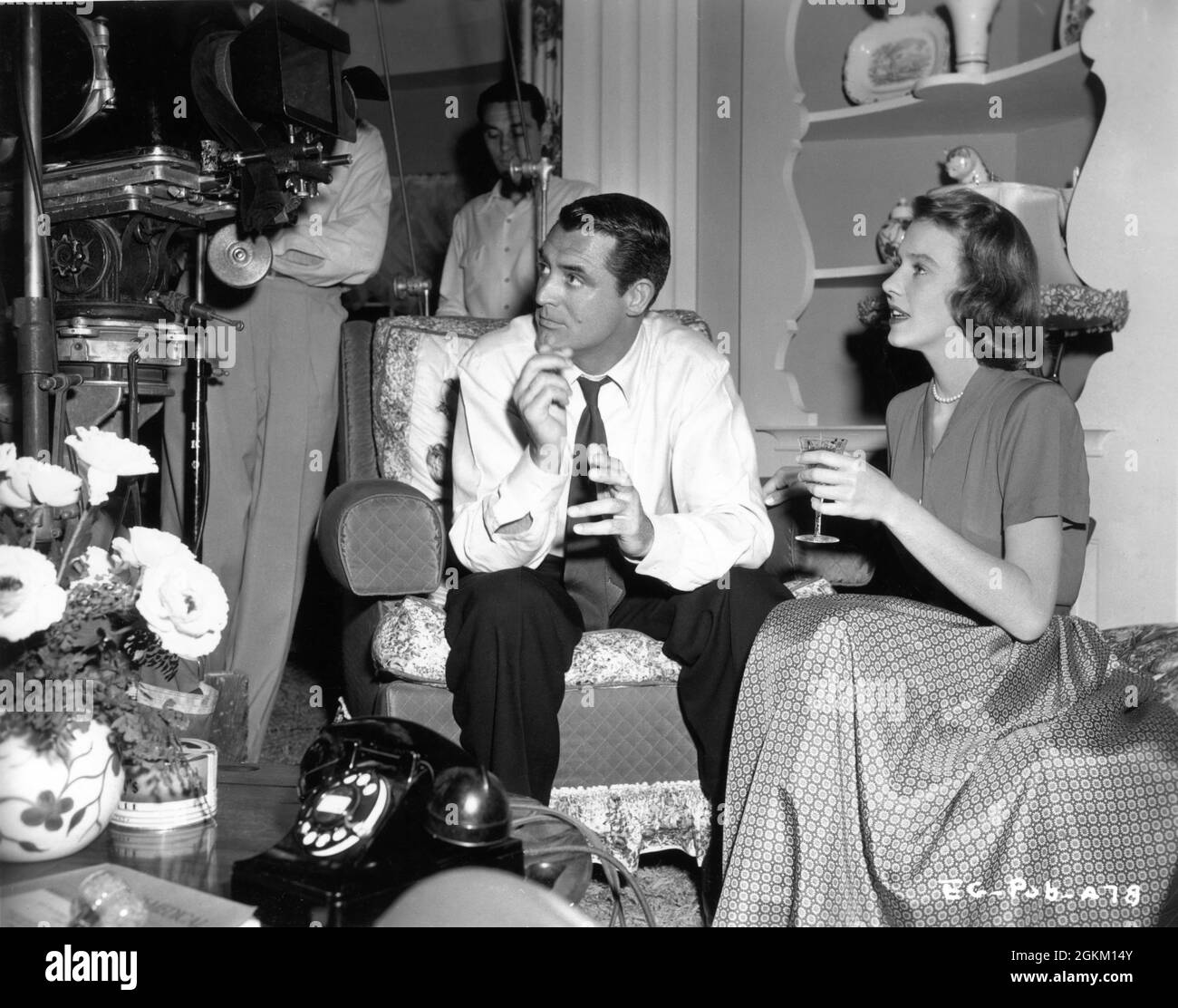 CARY GRANT e DIANA LYNN sul set candido con il film / Camera Crew durante le riprese di OGNI RAGAZZA DOVREBBE ESSERE SPOSATO 1948 regista DON HARTMAN costumi Irene Sharaff RKO radio Pictures Foto Stock