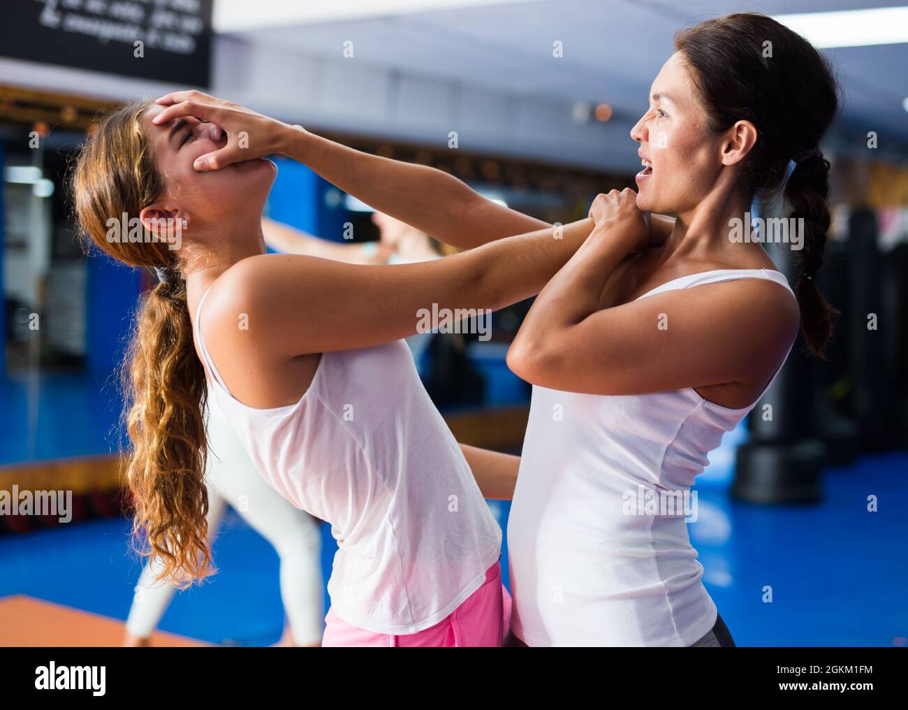 Due donne in coppia stanno addestrando le mosse di autodifesa Foto Stock