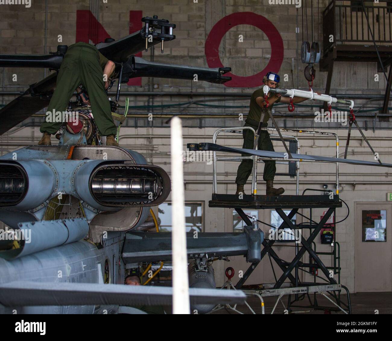 I Marines USA con Marine Light Attack Helicopter Squadron (HMLA) 169, lavorano su una pala del rotore superiore di un elicottero AH-1Z Viper alla Marine Corps Air Station Futenma, Okinawa, Giappone, 21 maggio 2021. HMLA-169 mantiene costantemente il proprio aeromobile per essere pronto per qualsiasi operazione nella regione Indo-Pacific. Foto Stock