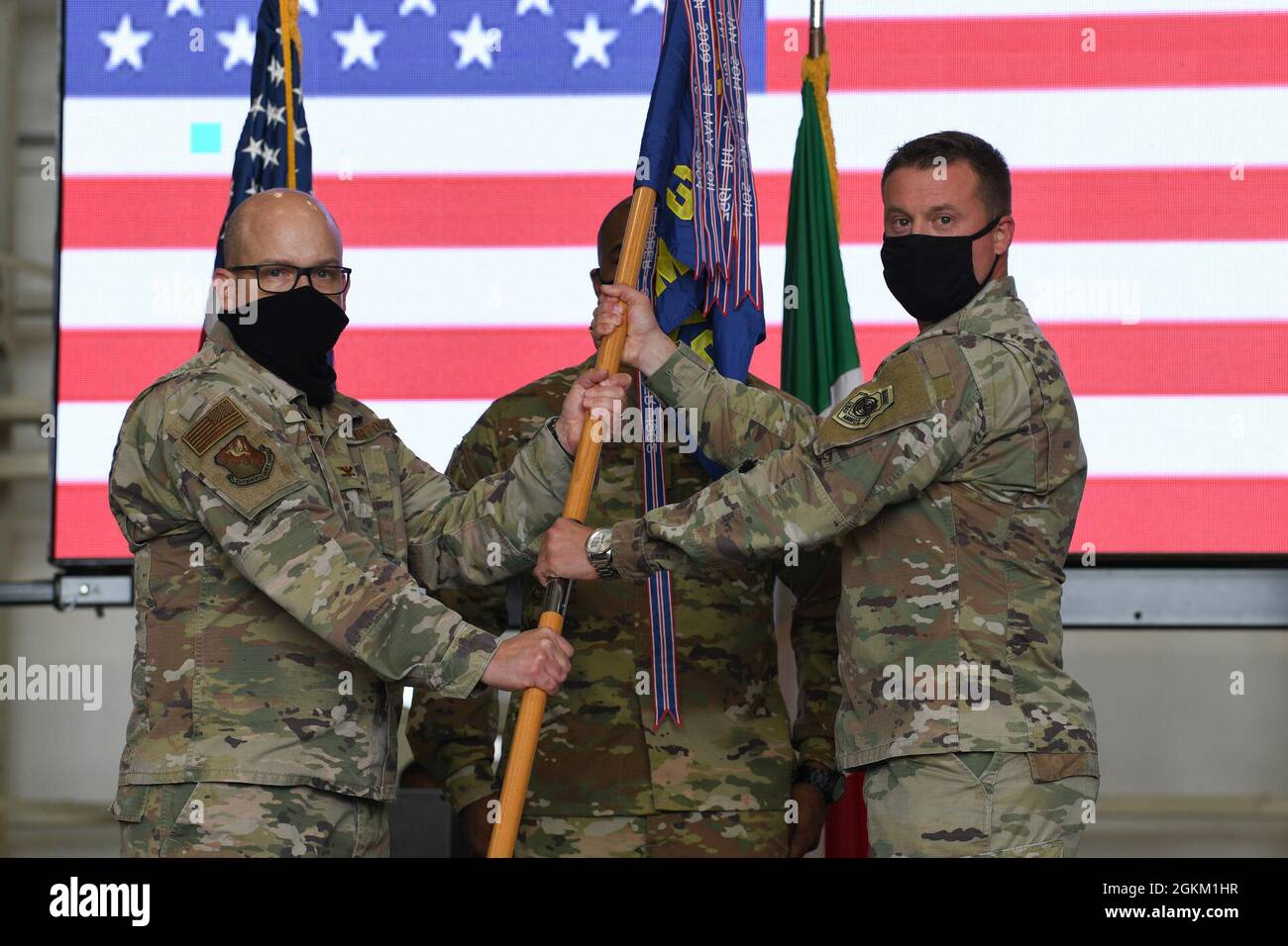 Christopher L. Clark, 31° comandante uscente di Aircraft Maintenance Squadron (AMXS), passa la guidon al 31° comandante intermedio del Gruppo di manutenzione degli Stati Uniti, Jason M. Mitchell, presso la base aerea Aviano, Italia, 21 maggio 2021. Il 31esimo AMXS pianifica e dirige le operazioni di generazione e manutenzione di velivoli di spedizione con 485 persone in 20 US Air Force Specialties. Mantiene gli aerei F-16C/D Fighting Falcons e fornisce diverse capacità di riparazione per aerei, avionica, armi e sistemi di propulsione. Foto Stock