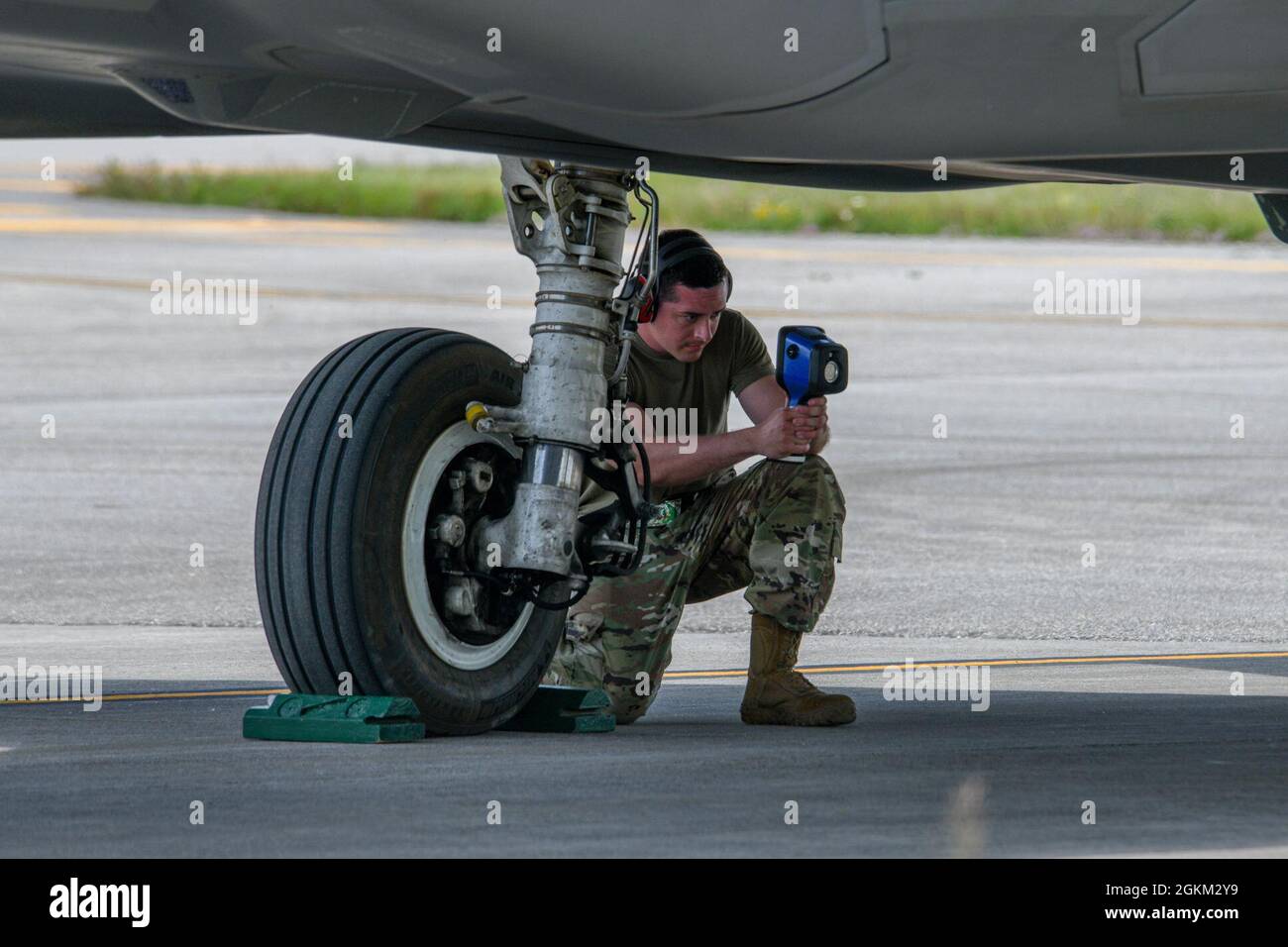U.S. Air Force staff Sgt. Nathaniel Willson, 419esimo capo dell'equipaggio di manutenzione dell'aeromobile Squadron F-35 Lightning II, utilizza una pistola a infrarossi durante un controllo del freno a caldo per una forza aerea italiana F-35A Lighting II assegnata alla 32a ala, Amendola Air base, Italia, durante Astral Knight 2021 (AK21) alla Aviano Air base, Italia, 21 maggio 2021. La pistola a infrarossi controlla se i freni del F-35 sono inferiori a 750 gradi Fahrenheit e sono sicuri per entrare nella fossa calda. Foto Stock