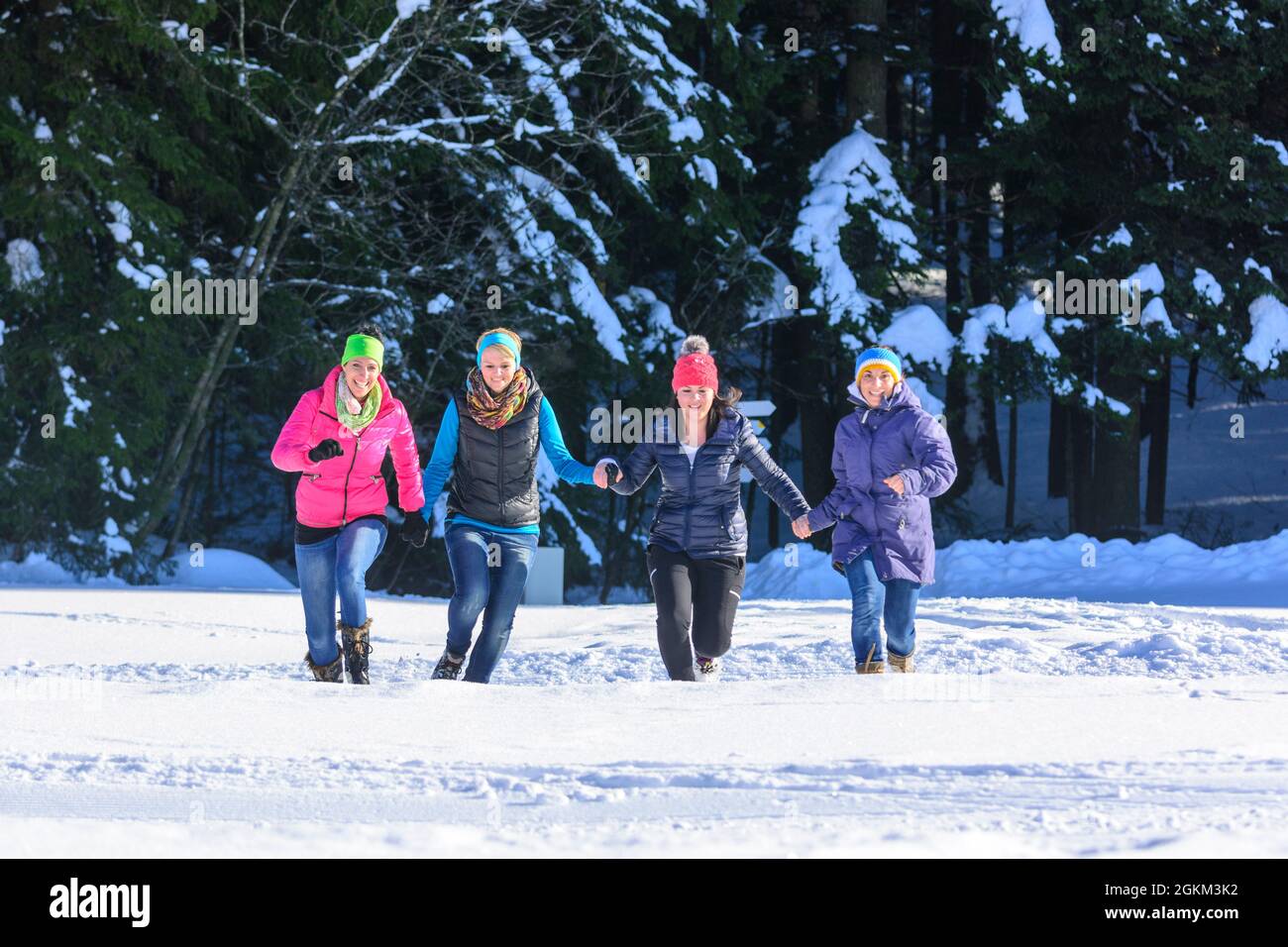 Un pomeriggio con le amiche nella neve, passeggiata invernale in una giornata invernale soleggiata e fredda Foto Stock