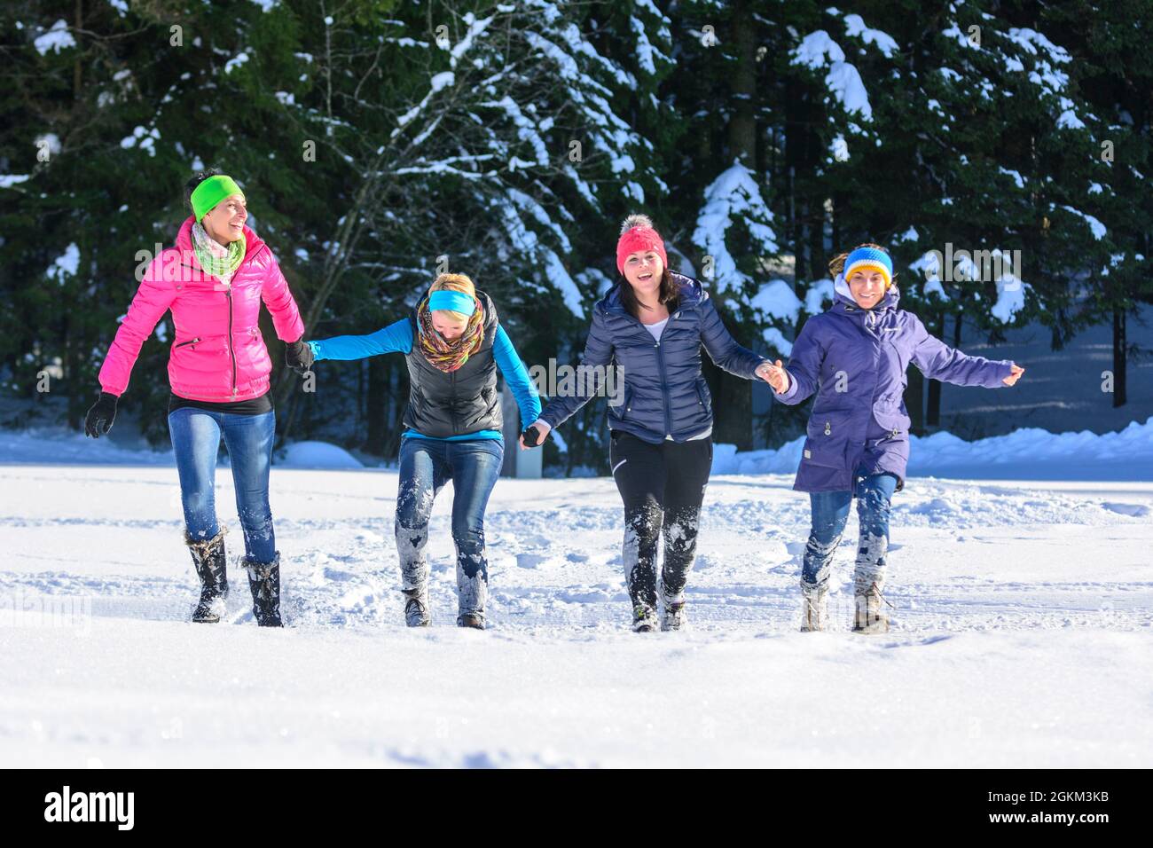 Un pomeriggio con le amiche nella neve, passeggiata invernale in una giornata invernale soleggiata e fredda Foto Stock