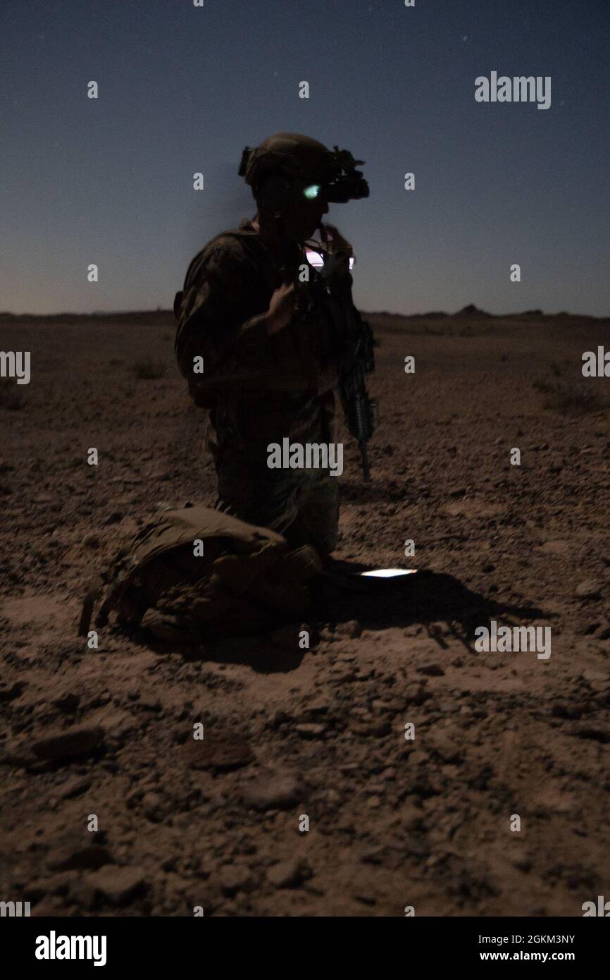 YUMA PROVING GROUND, Arizona (21 maggio 2021) U.S. Marine Corps Capt. Maxwell Villalda, un controllore aereo diretto con Bravo Company, Battalion Landing Team 1/1, 11th Marine Expeditionary Unit (MEU), chiede supporto aereo durante un raid simulato a lungo raggio, maggio 21. La Società si è trasferita dalla nave d'assalto anfibio USS Essex (LHD 2) al sito di raid tramite MV-22B Ospreys assegnato a Marine Medium Tiltrotor Squadron (VMM) 165 (rinforzato), 11th MEU, per la missione. Marines e marinai dell'XI MEU e Essex Amphibious Ready Group (ARG) stanno conducendo un addestramento integrato al largo della costa meridionale di Cali Foto Stock