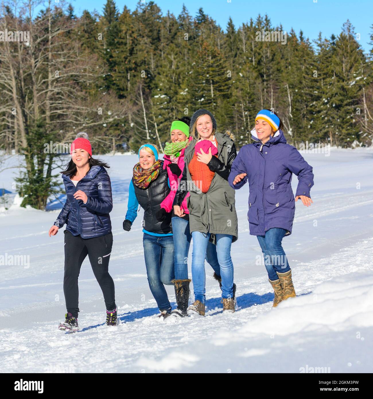 Un pomeriggio con le amiche nella neve, passeggiata invernale in una giornata invernale soleggiata e fredda Foto Stock