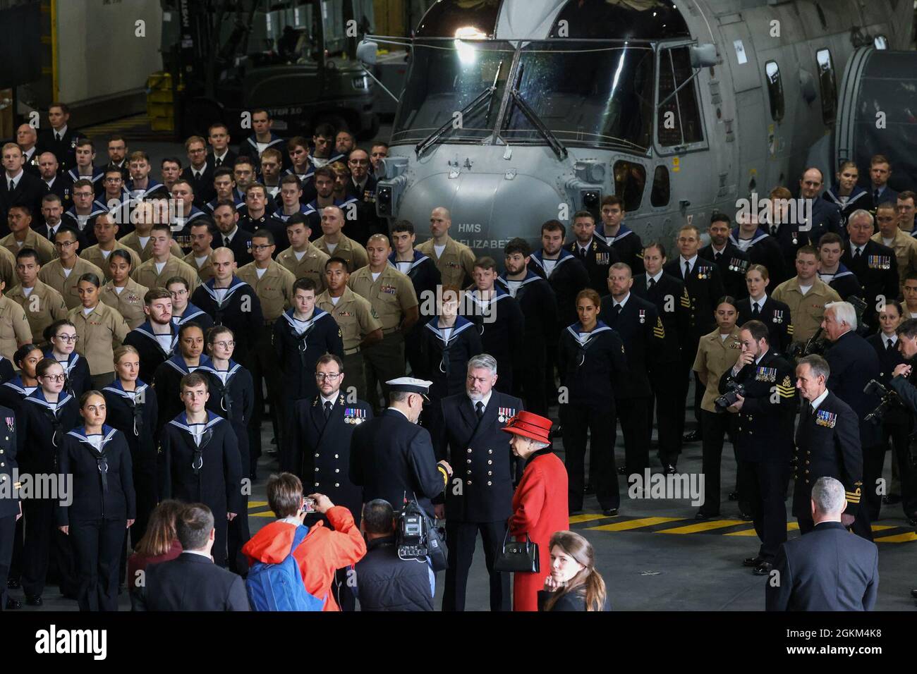 Sua Maestà la Regina visitò la Royal Navy Aircraft Carrier HMS Queen Elizabeth a Portsmouth il 22 maggio 2021, poche ore prima del Regno Unito Foto Stock