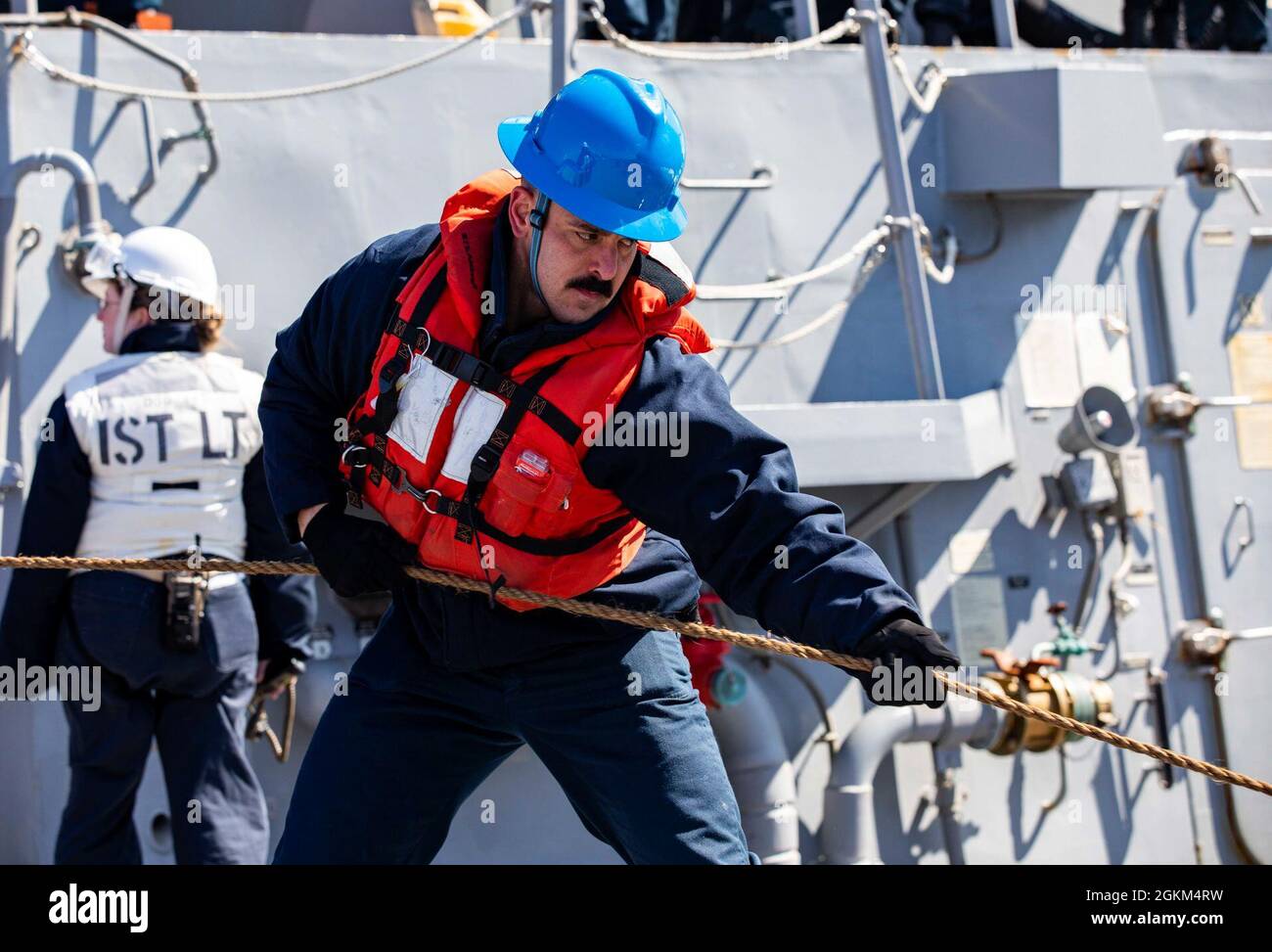 210522-N-QI061-0163 BRITISH ISLES (22 maggio 2021) Fire Controlman (Aegis) 3rd Class John Reinhart trasporta la linea a bordo del cacciatorpediniere missilistico guidato di classe Arleigh-Burke USS Paul Ignatius (DDG 117) durante un'evoluzione Demo-at-Sea con il comando militare Sealift carico a secco e la nave munizioni USNS William McLean (T-12) durante l'esercizio fisico-IDAKE-SHIF Maggio 22, 2021. Exercise at-Sea Demo/formidable Shield, condotto da Naval colpisce e forze di supporto NATO per conto della US Sesta flotta, è un Live-Fire integrato Air and missile Defense (IAMD) esercizio che migliora Allied Foto Stock