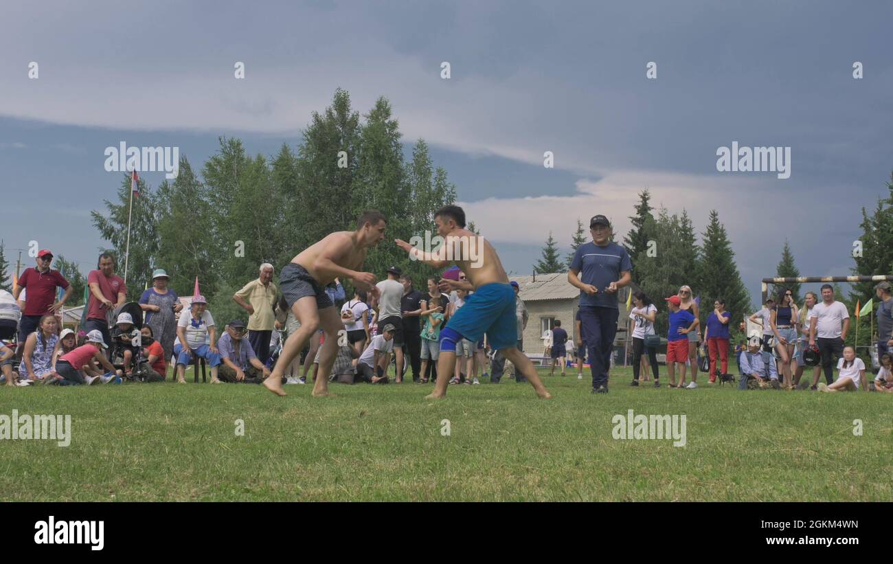 Odinsk, Russia - Giugno 29 2019: Buryat sport nazionale wrestling. Holiday sur Harban. Surkharban Buryat lotta, lotta, lotta. Foto Stock