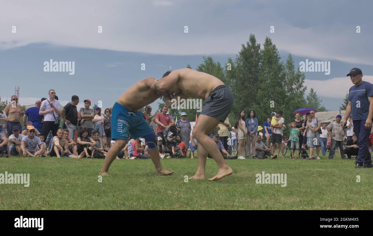 Odinsk, Russia - Giugno 29 2019: Buryat sport nazionale wrestling. Holiday sur Harban. Surkharban Buryat lotta, lotta, lotta. Foto Stock