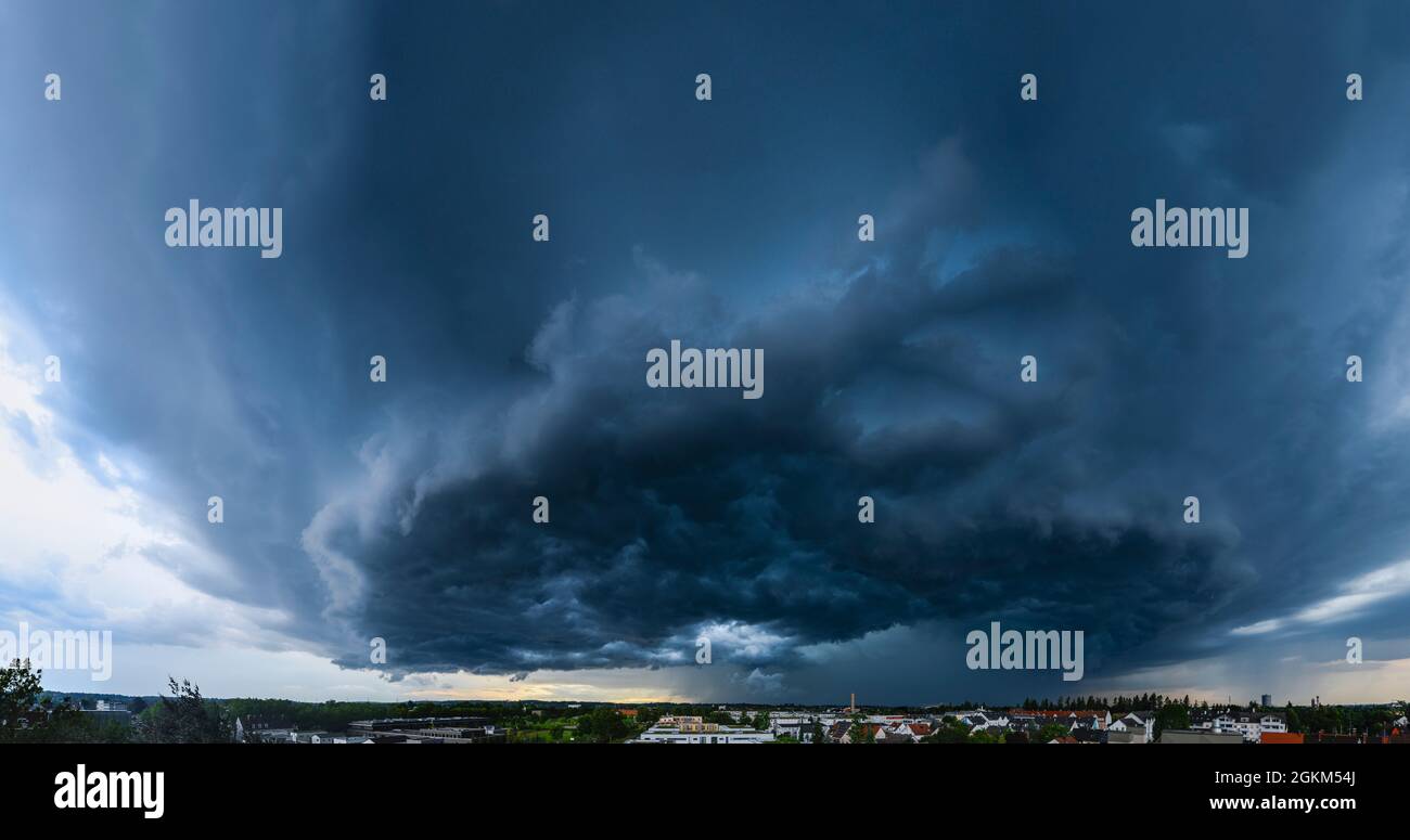 Temporale in arrivo in una serata estiva sopra Augusta Foto Stock