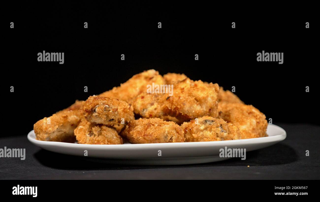 Fresche e succulente ali di pollo cotte nella breading. BUF Foto Stock