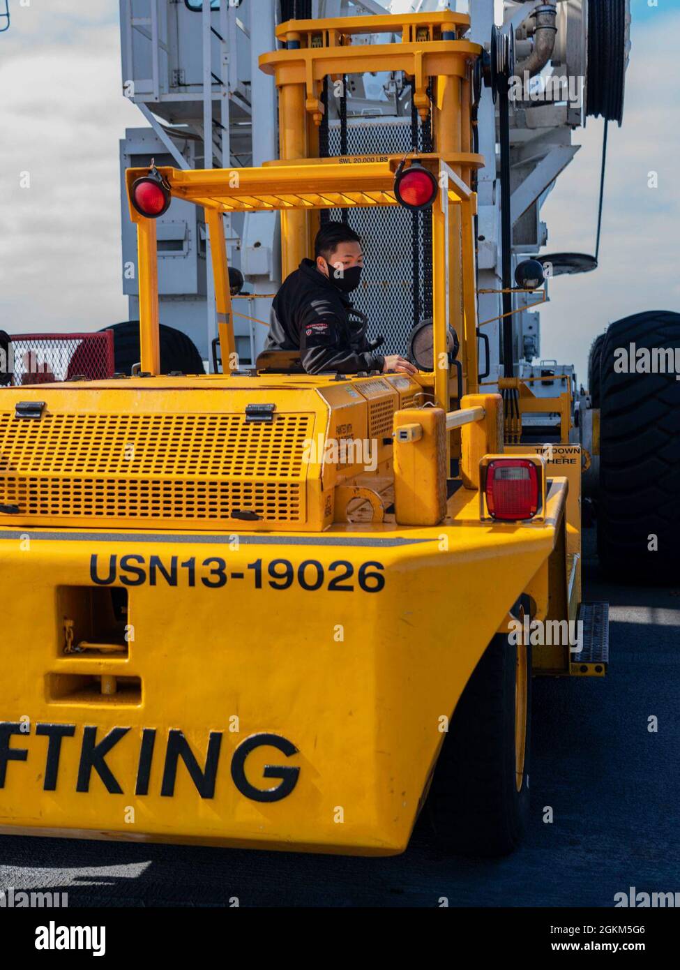 PACIFIC OCEAN (22 maggio 2021) Aviation Support Equipment Technician 3rd Class Dae Kim, di Gwang-Ju, Corea del Sud, gestisce un carrello elevatore sul ponte di volo della nave d'assalto anfibio USS Essex (LHD 2), maggio 22. Marinai e marines dell'Essex Amphibious Ready Group (ARG) e dell'XI Marine Expeditionary Unit (MEU) sono in corso di formazione integrata al largo delle coste della California meridionale. Foto Stock