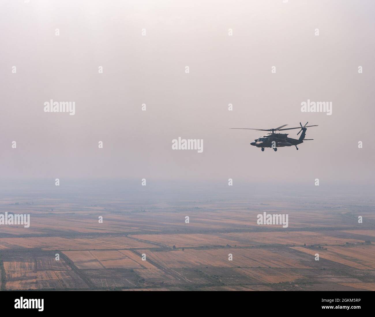 Un elicottero della Task Force Phoenix UH-60 Black Hawk sorvola l'Iraq durante una missione a sostegno dell'operazione inerente risolutezza in Medio Oriente. Foto Stock