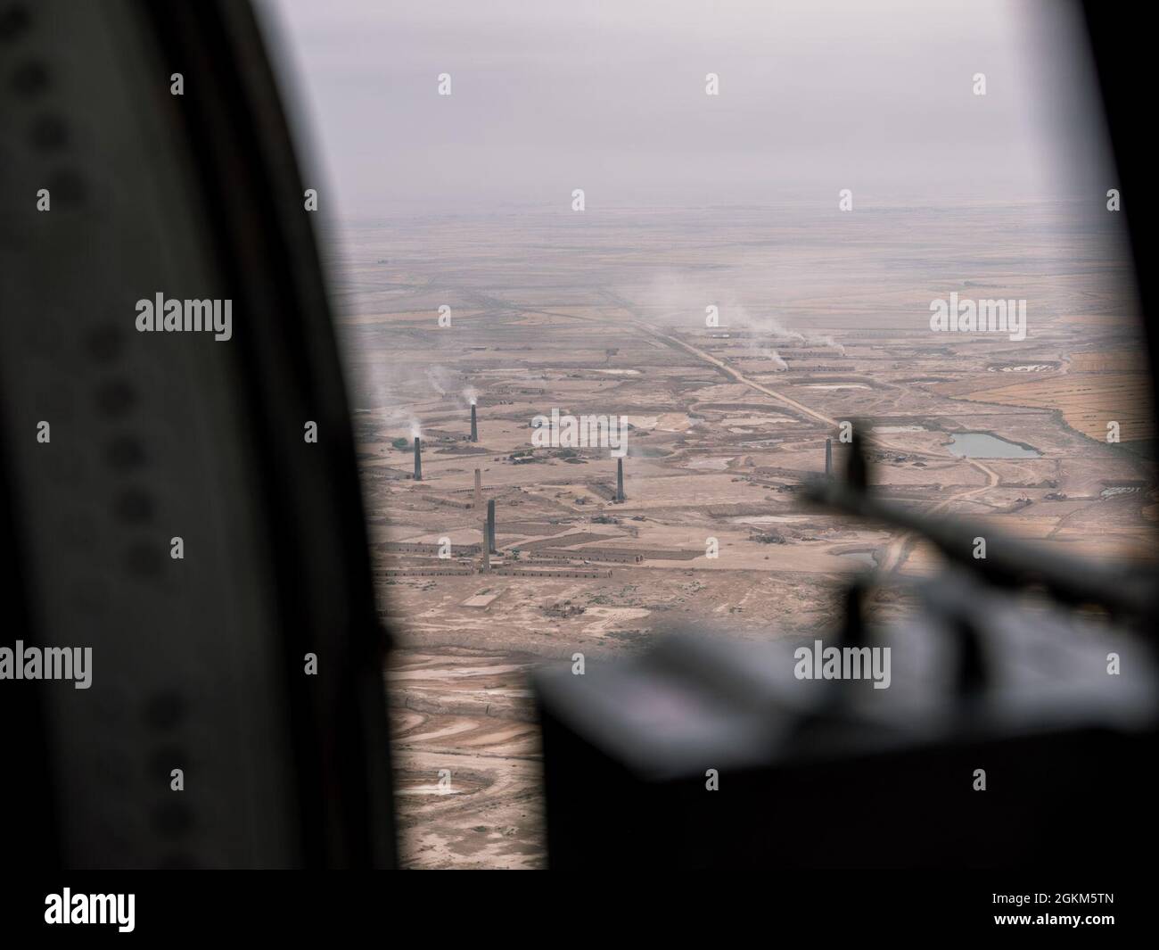 Un elicottero della Task Force Phoenix UH-60 Black Hawk sorvola l'Iraq durante una missione a sostegno dell'operazione inerente risolutezza in Medio Oriente. Foto Stock