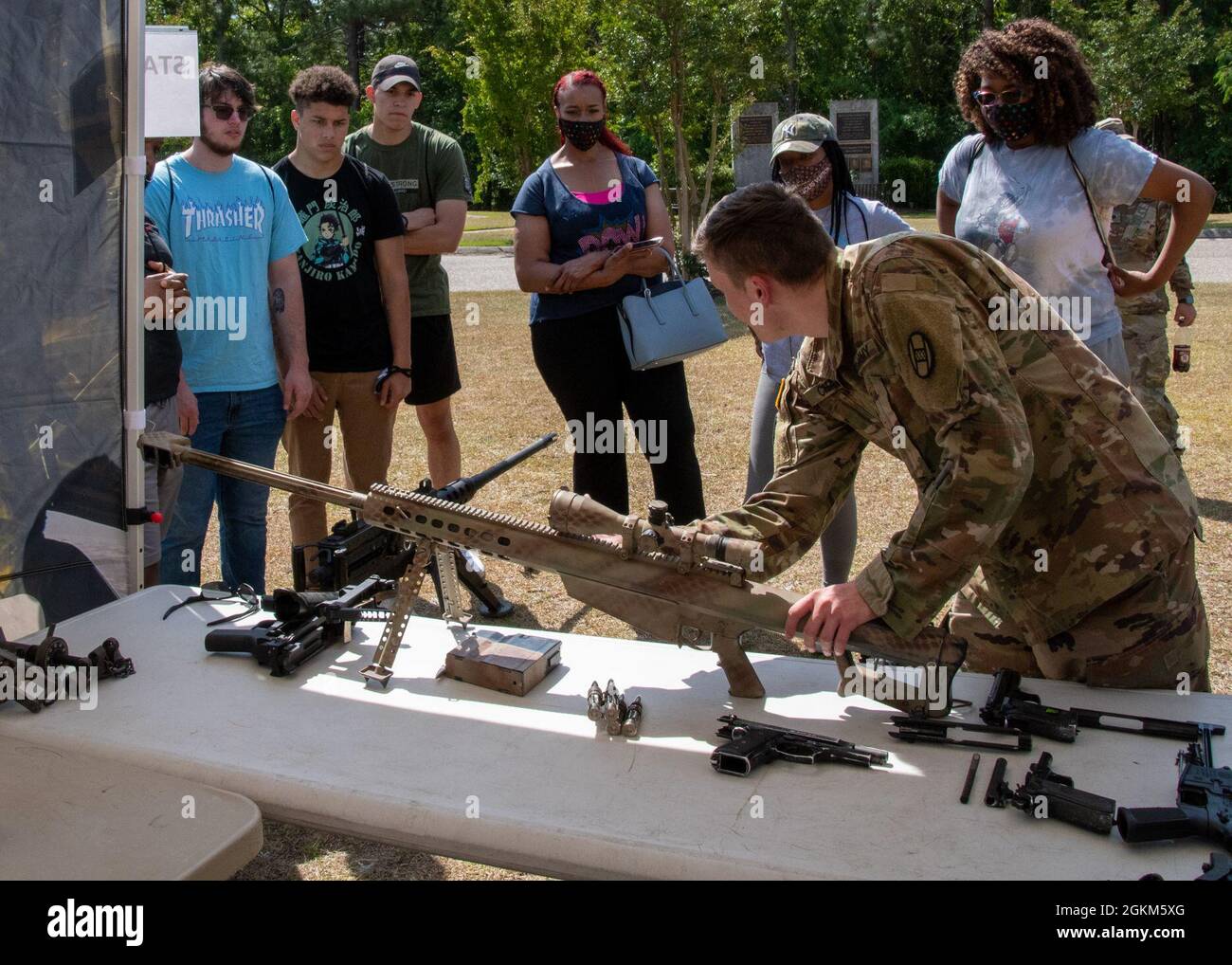 SPC. Dawson Chavis, un equipaggio M1 assegnato alla Bravo Company, 1° Battaglione, 252nd Armour Regiment, 30th Armored Brigade Combat Team, parla a potenziali reclute su un sistema di armi militari durante un'esperienza della Guardia Nazionale dell'Esercito del Nord Carolina presso la Guardia Nazionale Armeria a Fayetteville, Carolina del Nord, 22 maggio 2021. Approssimativamente, 30 ospiti hanno imparato circa il carro armato di Abrams M1, le operazioni del paracadute, i sistemi individuali di armi, il test di idoneità di combattimento dell'esercito, le occasioni mediche di campo di carriera ed i benefici di essere un soldato della guardia NC. Il NCARNG è un team di cittadini venduti sempre pronti e pronti Foto Stock