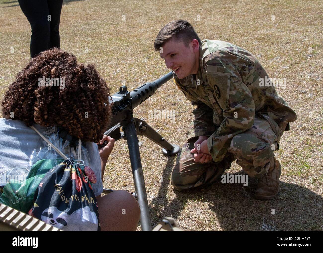 SPC. Dawson Chavis, un equipaggio M1 assegnato alla Bravo Company, 1° Battaglione, 252nd reggimento armatura, 30th Armored Brigade Combat Team, supervisiona un potenziale reclutamento che opera un sistema di armi militari durante un'esperienza della Guardia Nazionale dell'Esercito del Nord Carolina presso la Guardia Nazionale Armory a Fayetteville, Carolina del Nord, 22 maggio 2021. Approssimativamente, 30 ospiti hanno imparato circa il carro armato di Abrams M1, le operazioni del paracadute, i sistemi individuali di armi, il test di idoneità di combattimento dell'esercito, le occasioni mediche di campo di carriera ed i benefici di essere un soldato della guardia NC. La NCARNG è un team sempre pronto e pronto di citiz Foto Stock
