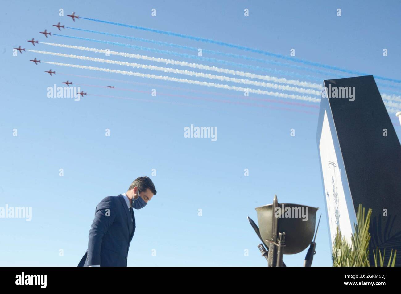 210523-N-AZ966-0426 ATTIVITÀ DI SUPPORTO NAVALE SOUDA BAY, (23 maggio 2021) – il sindaco di Chania Panayiotis Simandirakis paga i suoi rispetti durante una cerimonia di commemorazione della Battaglia di Creta tenutasi al Memoriale della Battaglia di Creta all'Aeroporto di Malame, 23 maggio 2021. Quest'anno ha segnato l'ottantesimo anniversario della battaglia di Creta, iniziata la mattina del 20 maggio 1941, quando la Germania nazista ha lanciato un'invasione aerea di Creta con il nome in codice Unternehmen Merker (operazione Mercury). NSA Souda Bay è una base operativa a terra che consente alle forze degli Stati Uniti, alleate e partner nazionali di essere dove sono necessarie quando Foto Stock