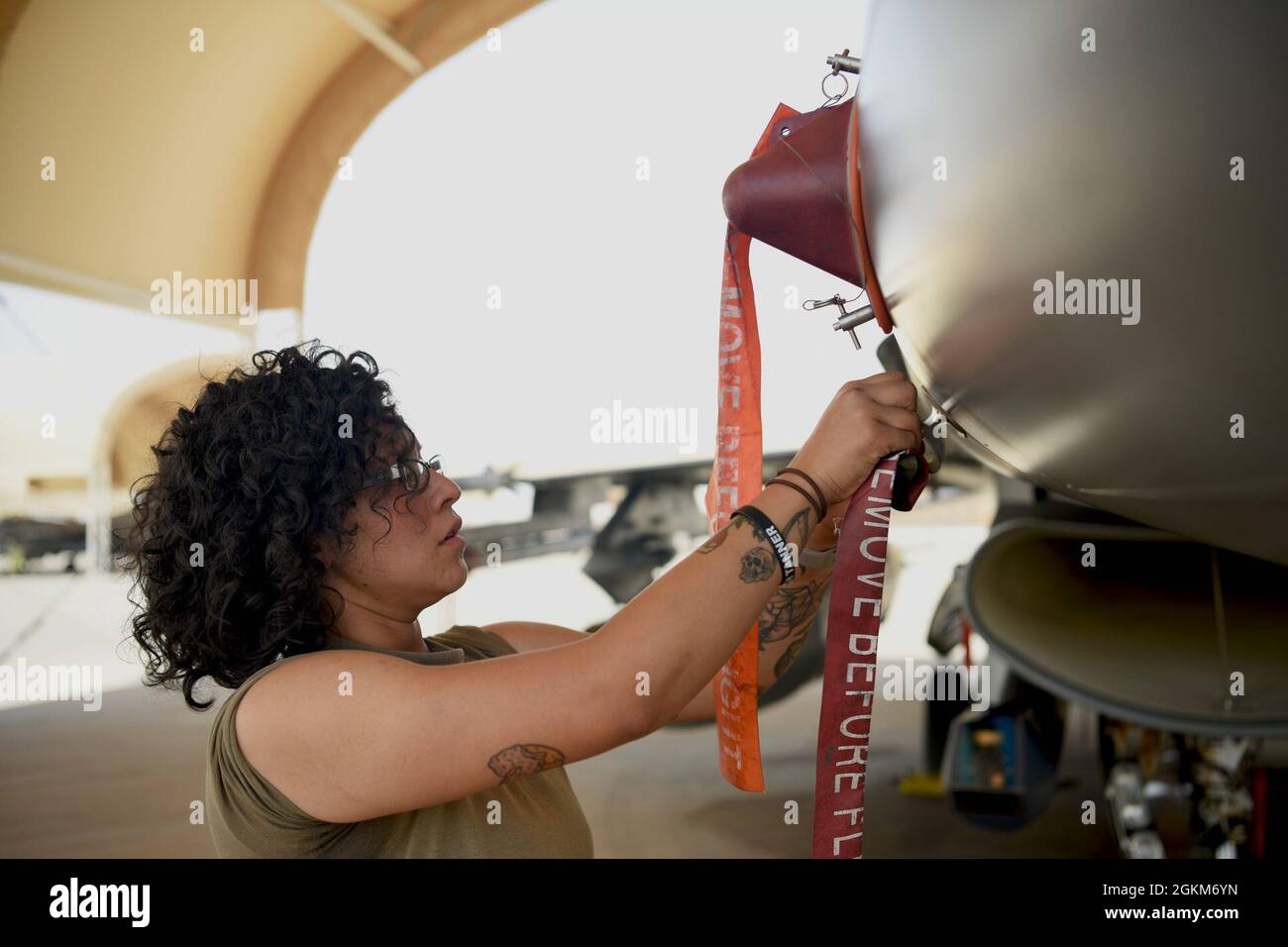 Senior Airman Destiny Padilla, 157th Expeditionary Fighter Generation Squadron Crew Chief, installa un angolo di copertura dell'attacco su un aereo da combattimento F-16 Fighting Falcon alla base aerea Prince Sultan, Regno dell'Arabia Saudita, 23 maggio 2021. I velieri della Guardia Nazionale dell'aria del South Carolina vengono dispiegati in PSAB per proiettare il potere di combattimento e aiutare a rafforzare le capacità difensive contro le potenziali minacce nella regione. Foto Stock