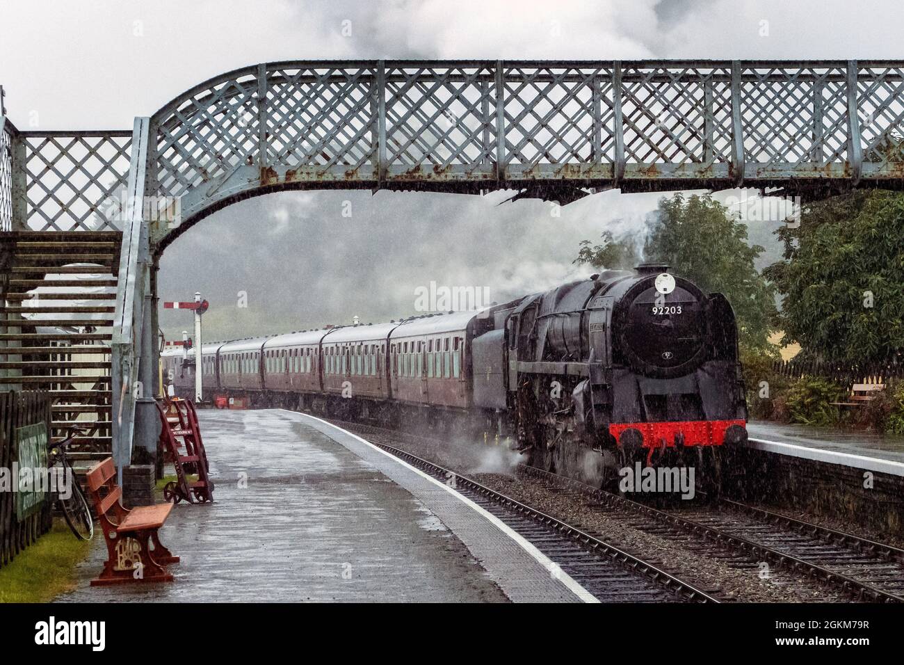 Black Prince 92203 BR 9F locomotiva a vapore che tira un treno passeggeri alla stazione di Weybourne sulla ferrovia nord di Norfolk Foto Stock