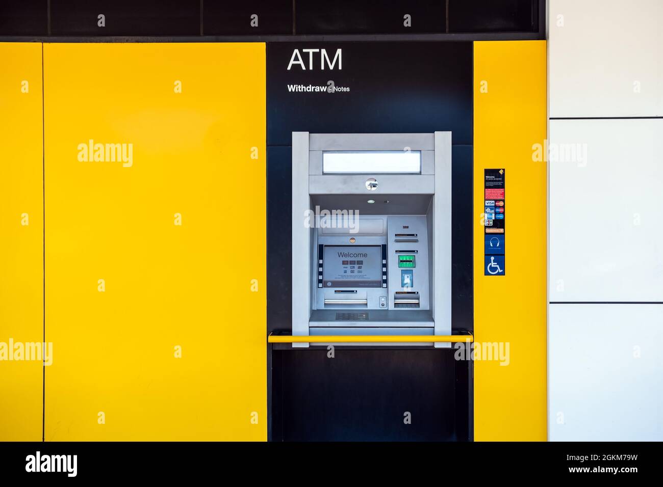 Adelaide, South Australia - 17 agosto 2019: Sportello Bancomat della Commonwealth Bank vicino all'ingresso del centro commerciale Unley in un giorno Foto Stock