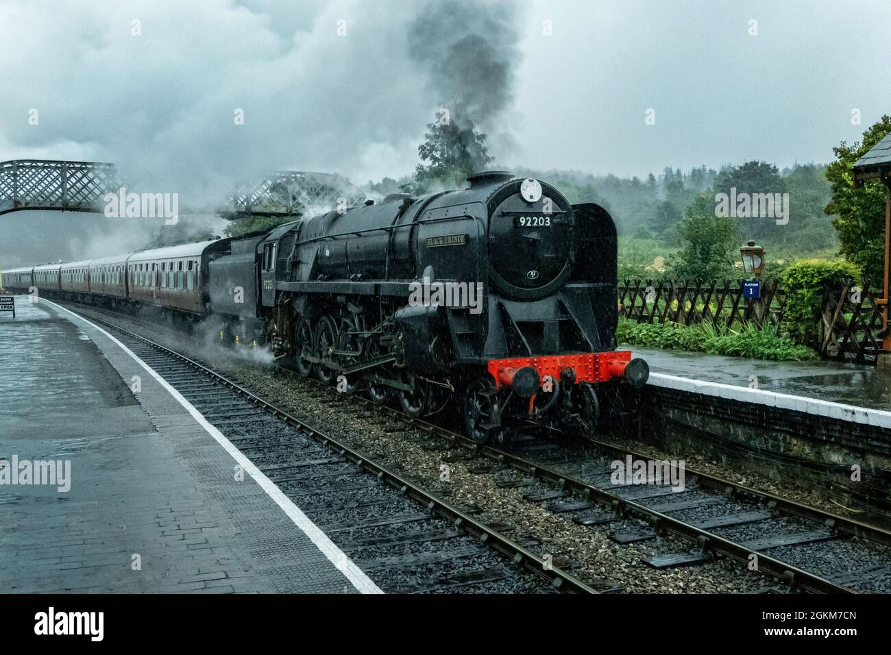 Black Prince 92203 BR 9F locomotiva a vapore che tira un treno passeggeri alla stazione di Weybourne sulla ferrovia nord di Norfolk Foto Stock