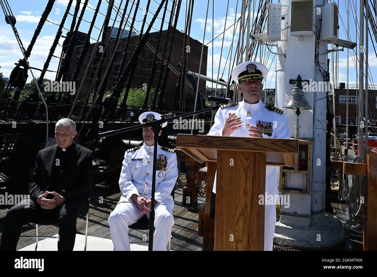 210524-N-KK576-0004 BOSTON (24 maggio 2021)- CMdR. Brian Doherty, comandante uscente del gruppo di acquisizione talenti della Marina New England, commenta durante una cerimonia virtuale di cambio di comando a bordo della USS Constitution maggio 24. CMdR. Jeremy Watkins ha sollevato Doherty come ufficiale comandante durante la cerimonia. Foto Stock