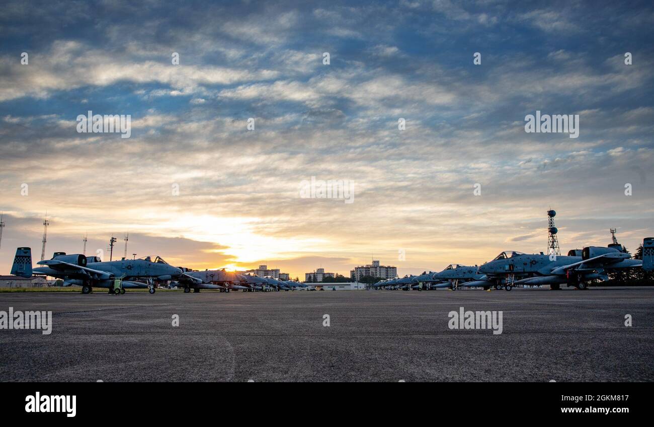 Quattordici A-10 Thunderbolt II assegnati al 25th Fighter Squadron, Osan Air base, Repubblica di Corea, parcheggia a una rampa, il 24 maggio 2021, presso la Yokota Air base, Giappone. Questo team di A-10 è arrivato a Yokota in preparazione per Red Flag Alaska 21-2, un esercizio sponsorizzato dalle forze dell'aria del Pacifico progettato per fornire un addestramento realistico in un ambiente di combattimento simulato, con operazioni di volo primarie sul complesso Joint Pacific Alaska Range. Foto Stock