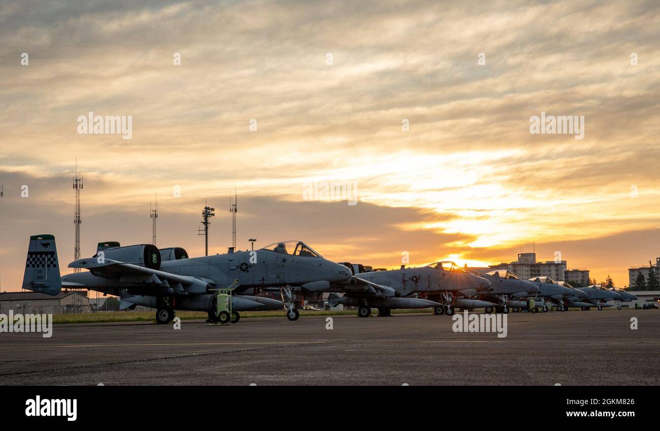 Quattordici A-10 Thunderbolt II assegnati al 25th Fighter Squadron, Osan Air base, Repubblica di Corea, parcheggia a una rampa, il 24 maggio 2021, presso la Yokota Air base, Giappone. Questo team di A-10 è arrivato a Yokota in preparazione per Red Flag Alaska 21-2, un esercizio sponsorizzato dalle forze dell'aria del Pacifico progettato per fornire un addestramento realistico in un ambiente di combattimento simulato, con operazioni di volo primarie sul complesso Joint Pacific Alaska Range. Foto Stock